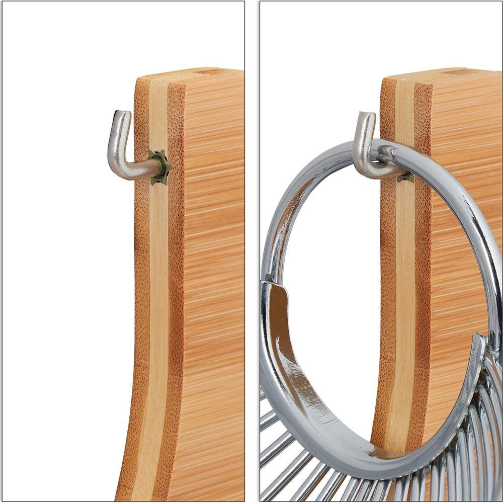 Holzbrett mit Metallhaken, einmal leer, einmal mit einem Metallring und Stäben bestückt.