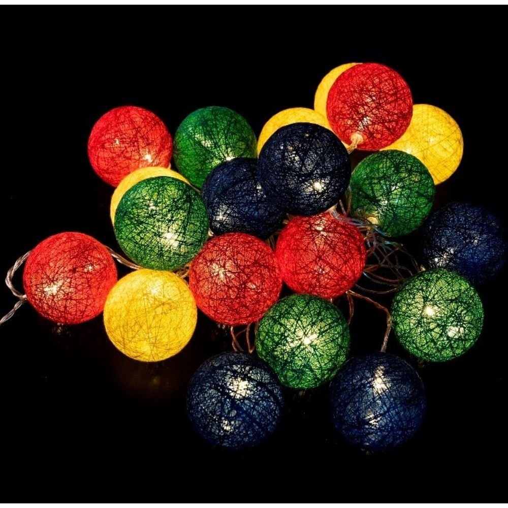 Un grupo de esferas de luces de colores en rojo, verde, azul y amarillo brillando contra un fondo negro.