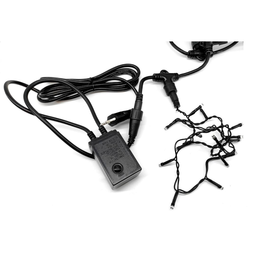 Controlador negro de luces LED con enchufe y luces conectadas sobre fondo blanco.