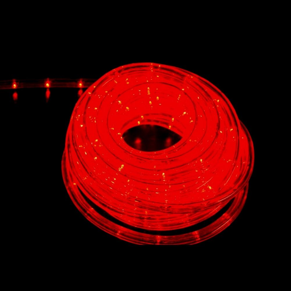 Manguera de luces LED rojas enrollada brillando en la oscuridad.