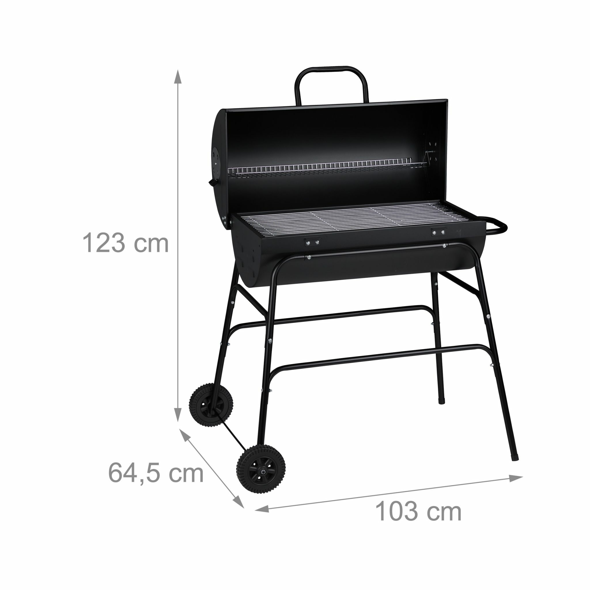 Ein schwarzer Holzkohlegrill auf Rädern mit Maßpfeilen für Höhe 123 cm, Tiefe 64,5 cm und Breite 103 cm.