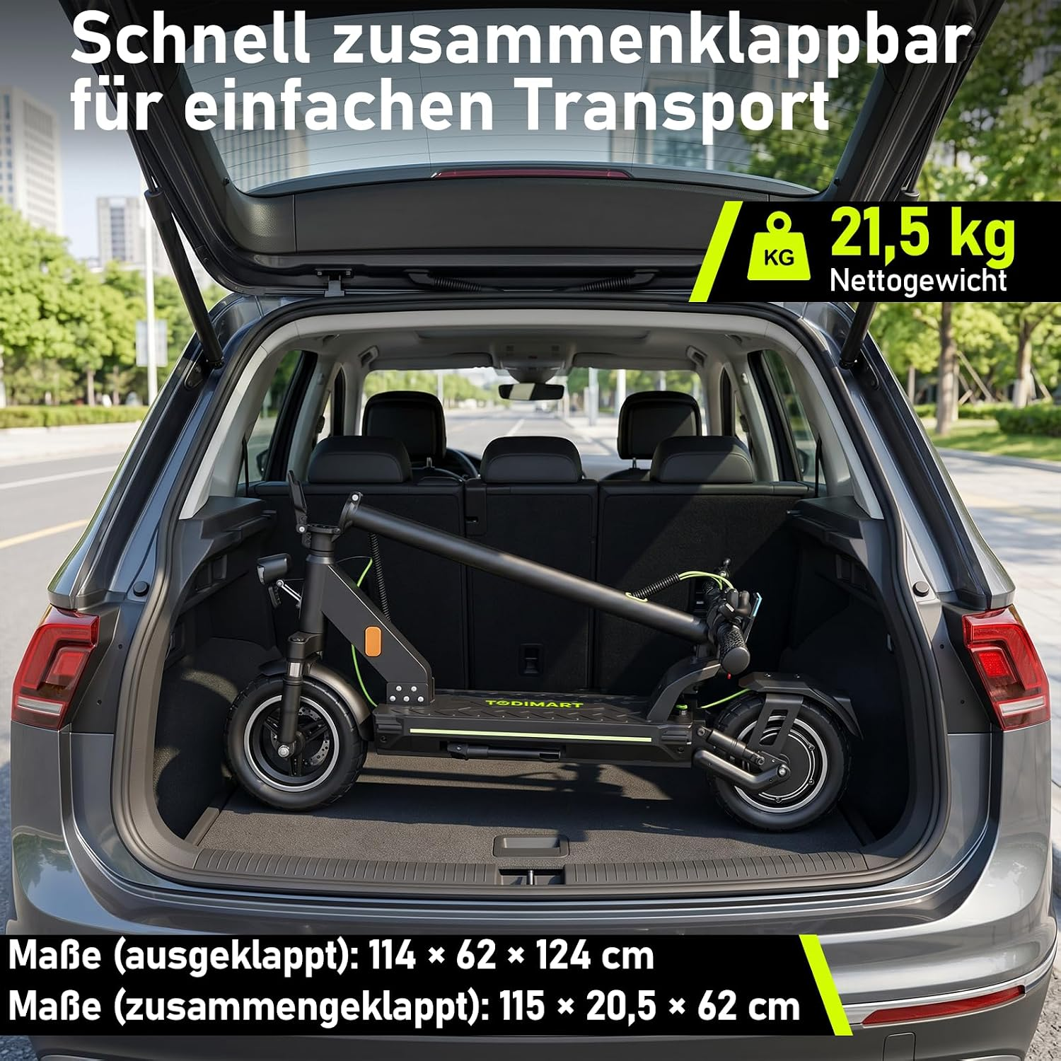 Ein schwarzer E-Scooter ist platzsparend im Kofferraum eines offenen Autos verstaut.