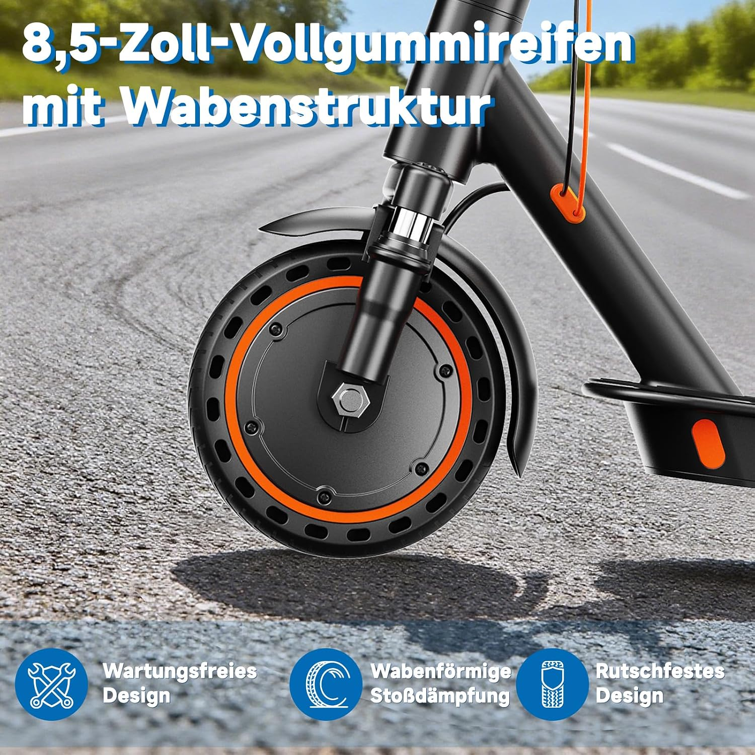 Nahaufnahme eines schwarzen E-Scooter-Vorderrads mit orangem Akzent auf asphaltierter Straße.