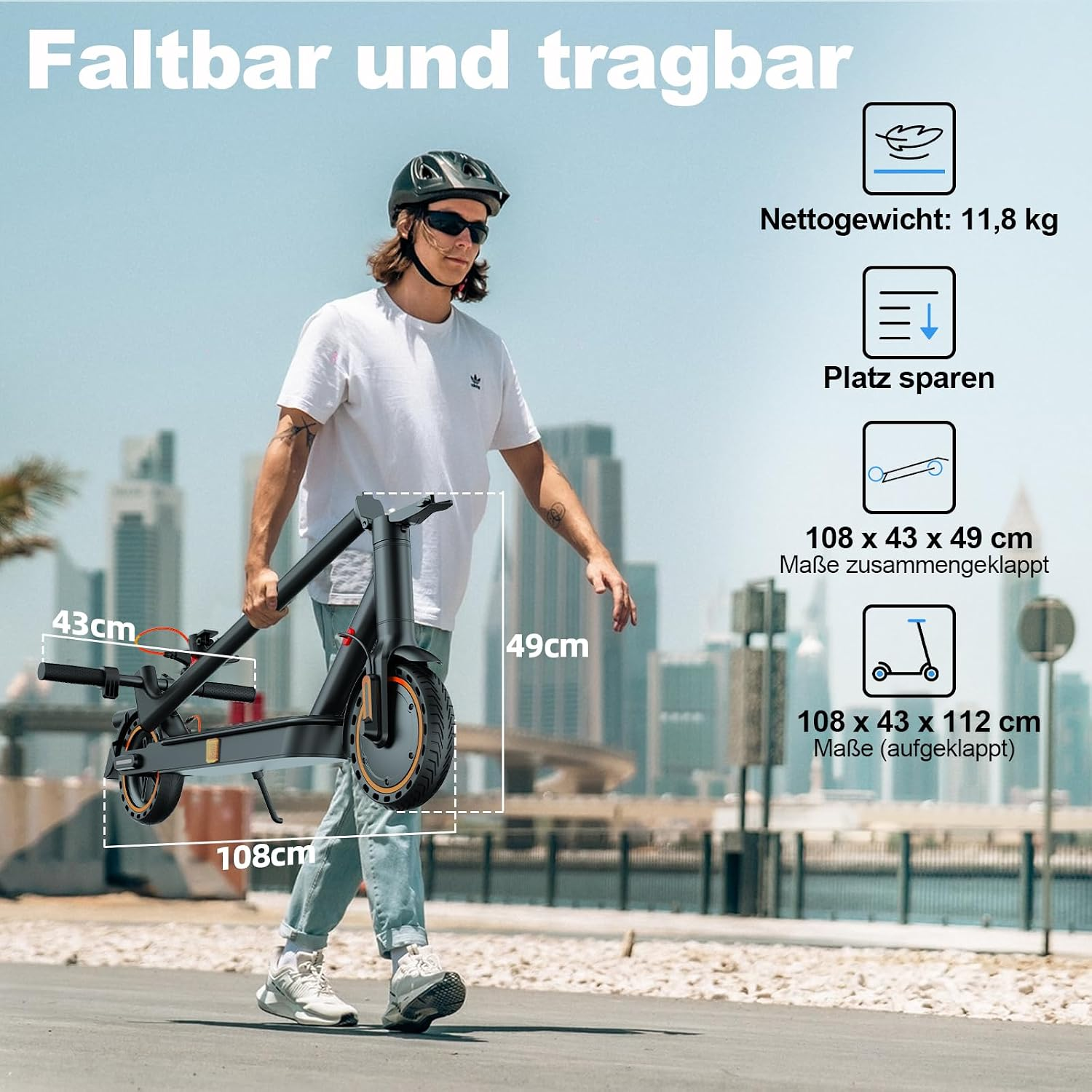 Ein Mann trägt einen zusammengeklappten E-Scooter vor einer Stadtkulisse.
