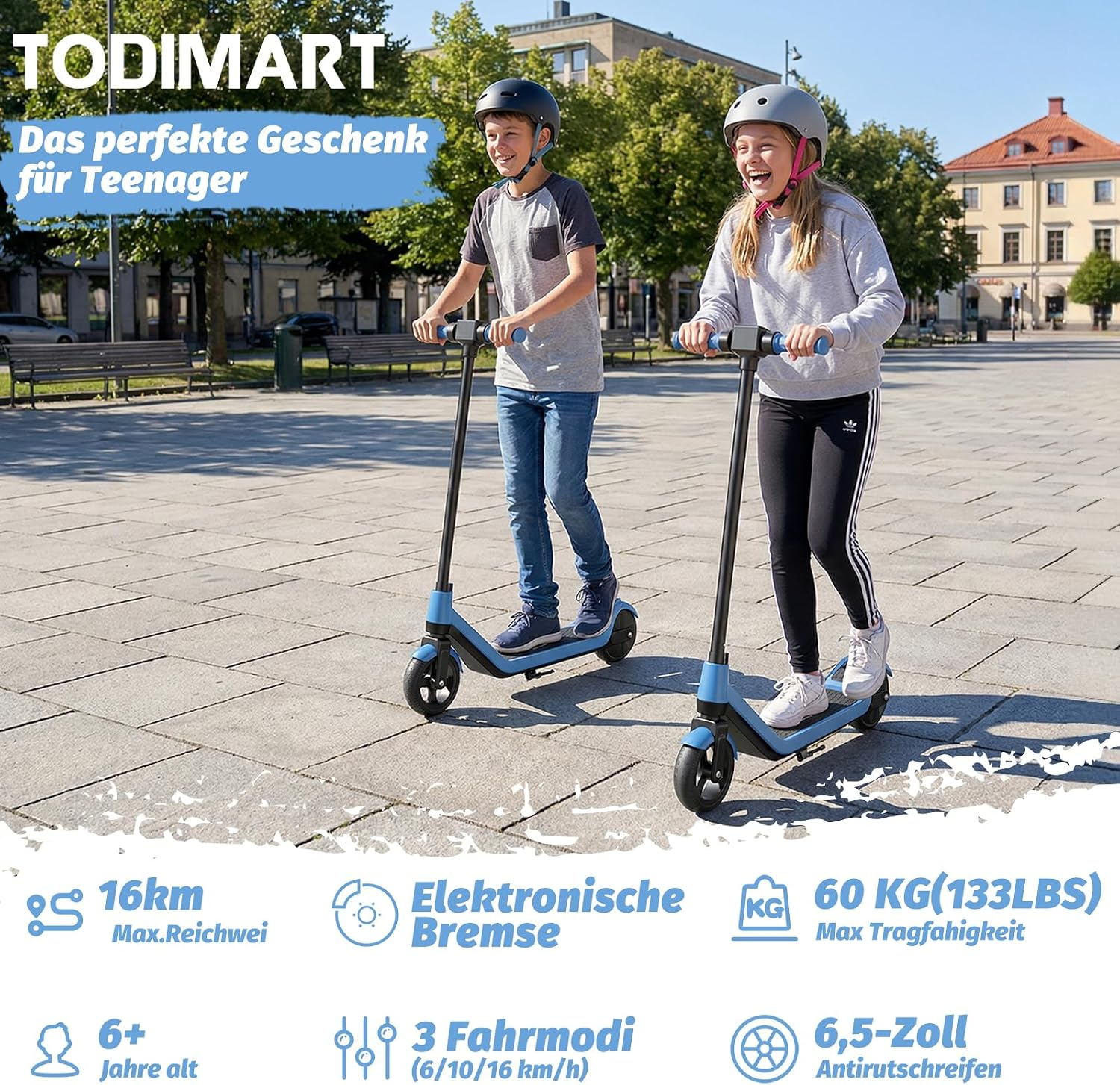 Zwei Kinder fahren auf einer sonnigen Straße mit blauen Elektrorollern und tragen Helme.