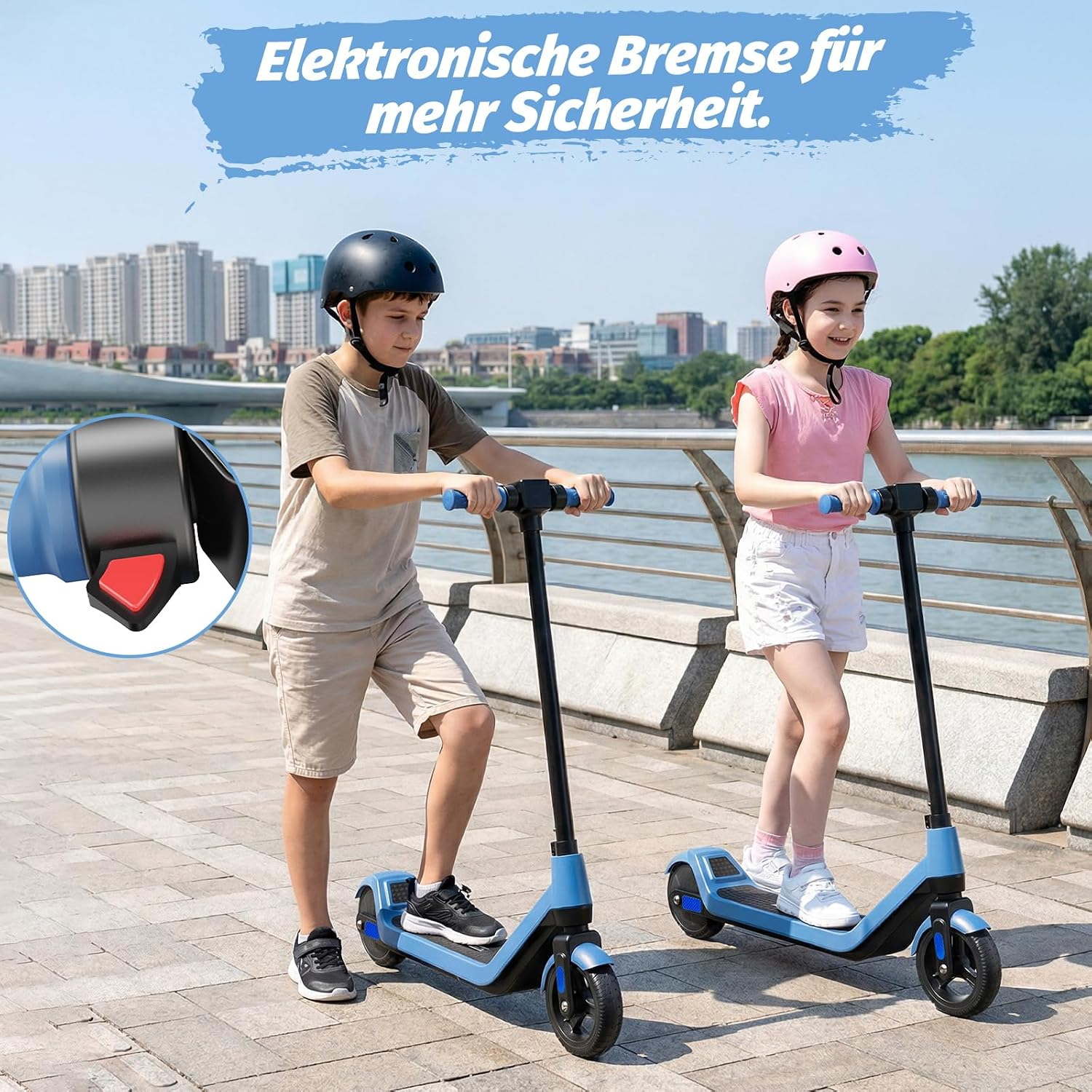 Zwei Kinder in Helmen fahren auf einem gepflasterten Weg am Fluss mit blauen Elektrorollern.