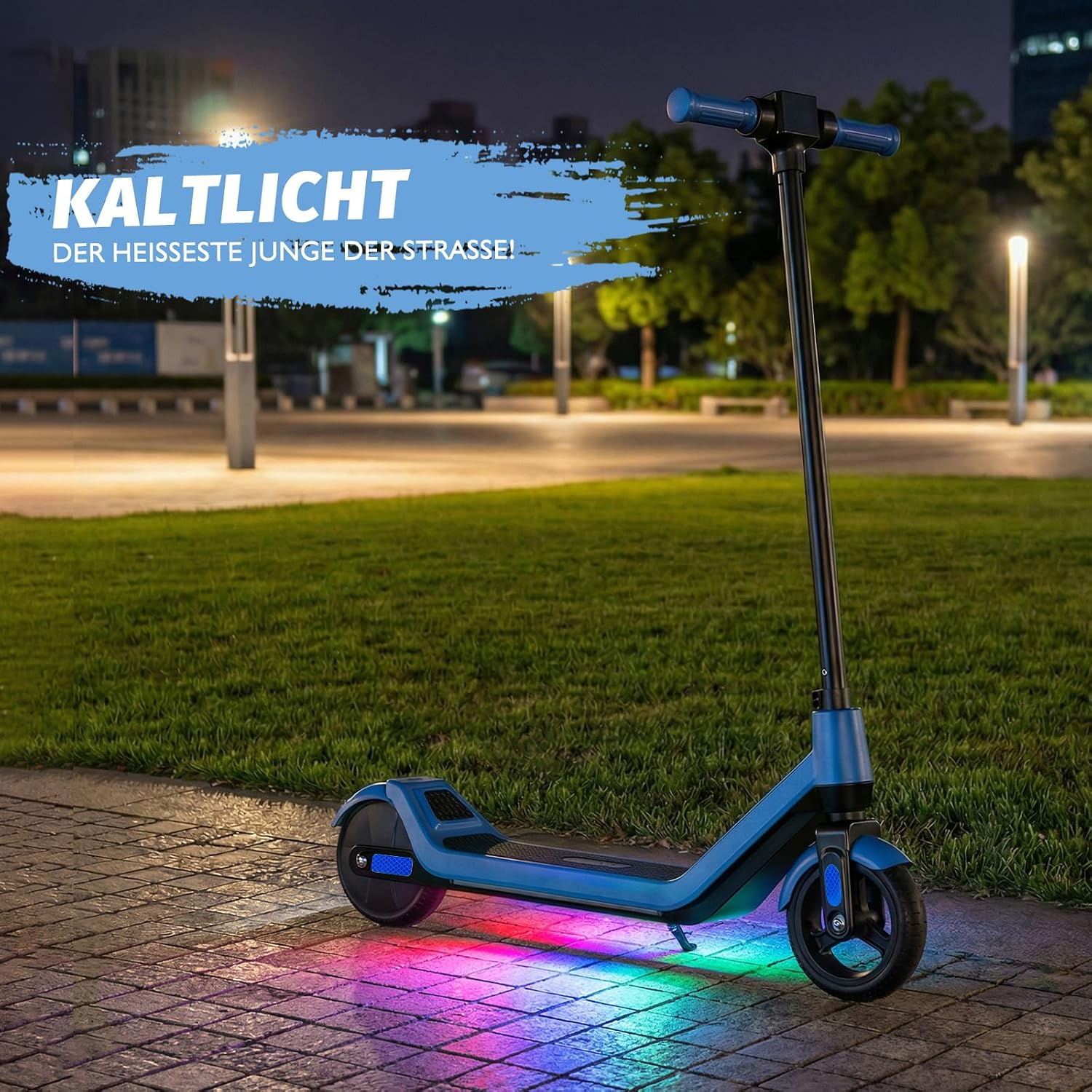 Ein blauer E-Scooter auf einem gepflasterten Weg bei Nacht, der bunten Lichtern auf dem Boden leuchtet.