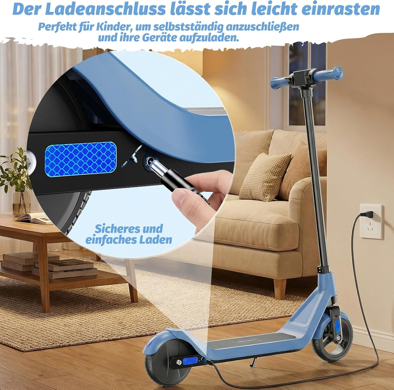 Eine Hand steckt ein Ladekabel in einen blauen Kinder-Elektroscooter.