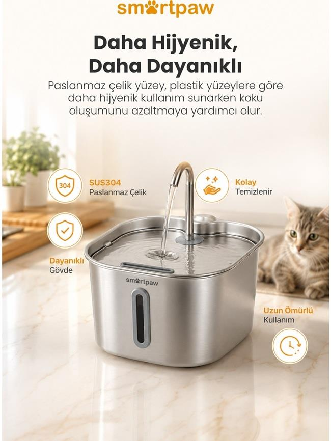 Mermer tezgah üzerinde yanında bir kediyle duran, metin içeren paslanmaz çelik evcil hayvan su pınarı.