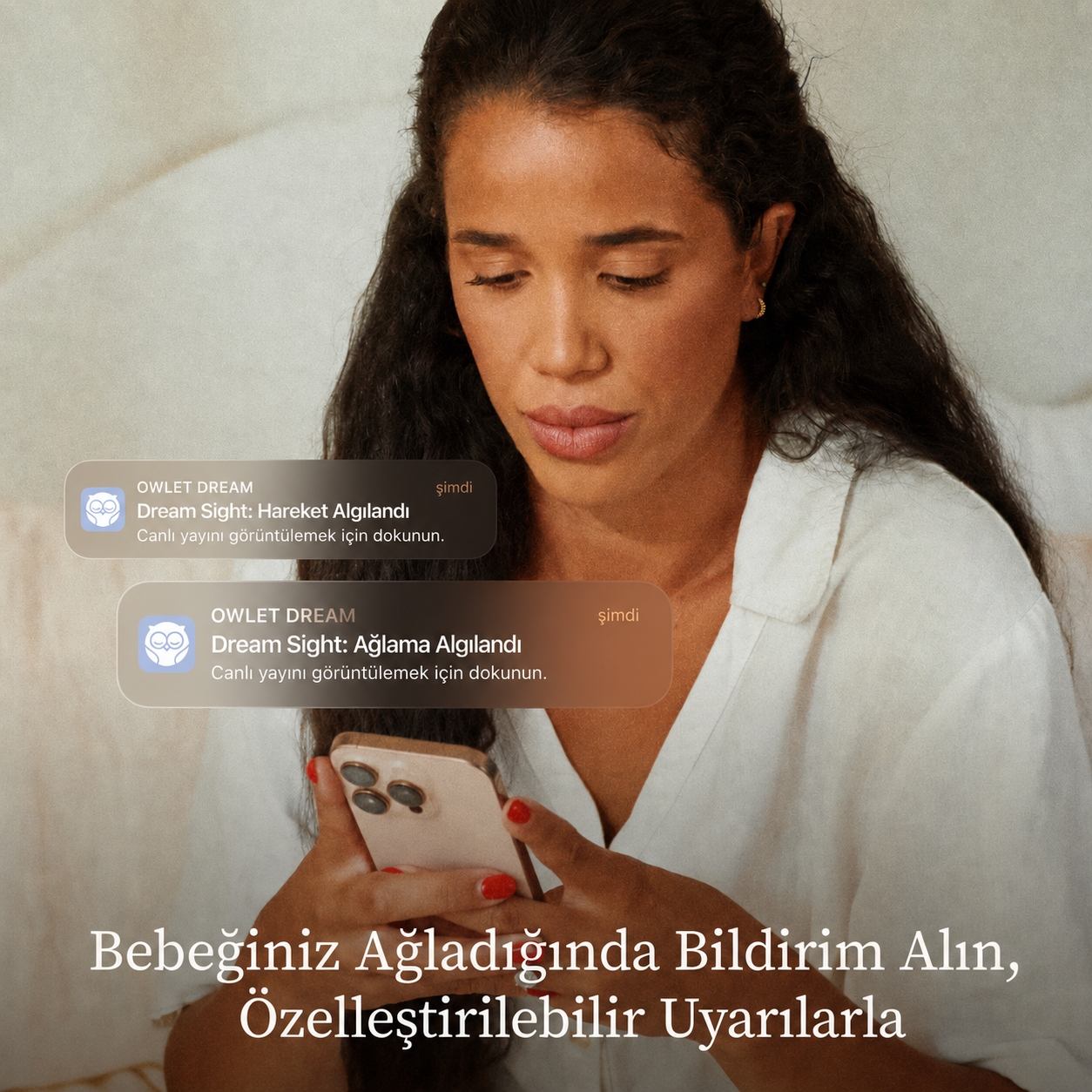 Bir kadın akıllı telefonuna endişeyle bakarken ekranda uygulama bildirimleri görünüyor.