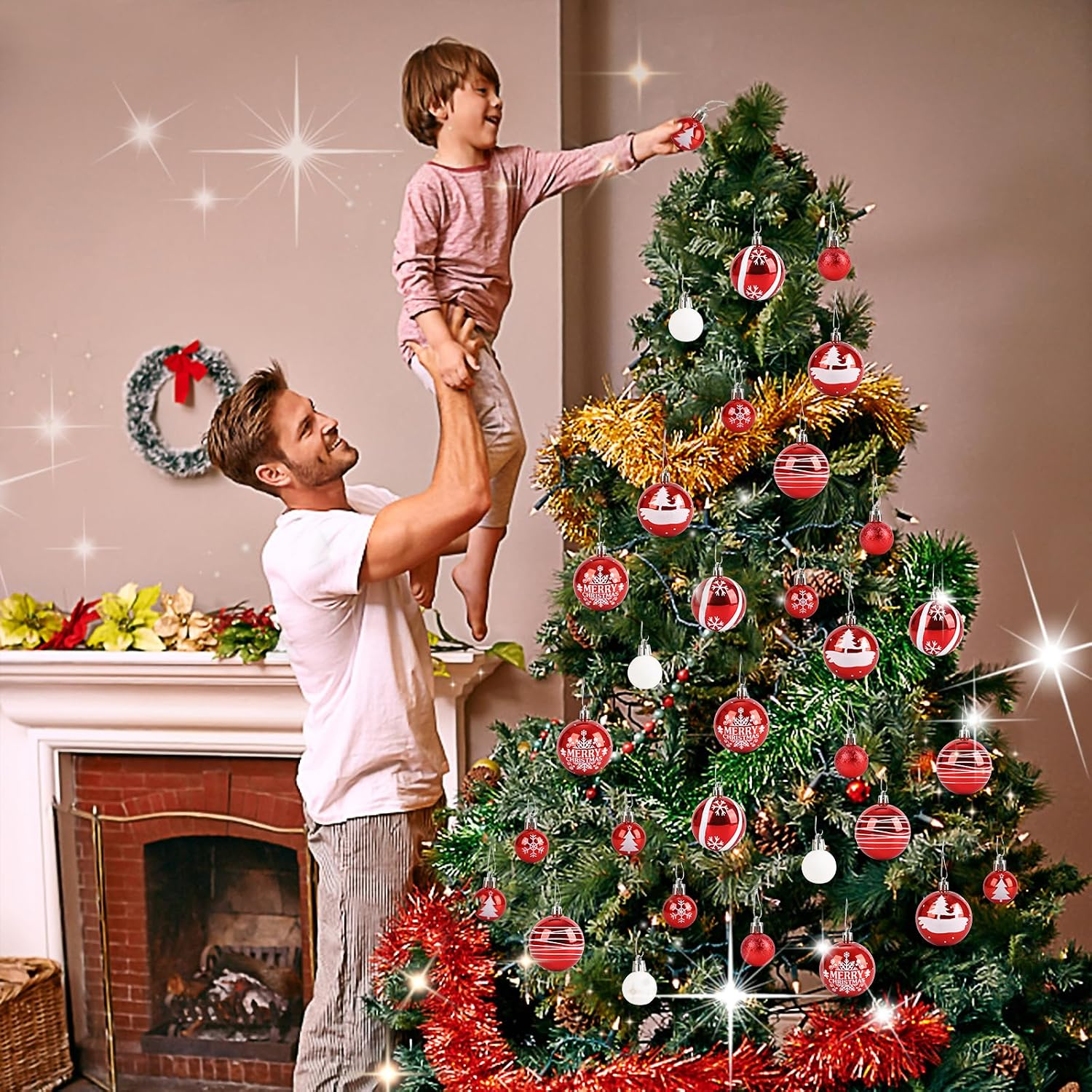 Ein Vater hebt seinen Sohn hoch, der einen roten Ball auf einen Weihnachtsbaum setzt.
