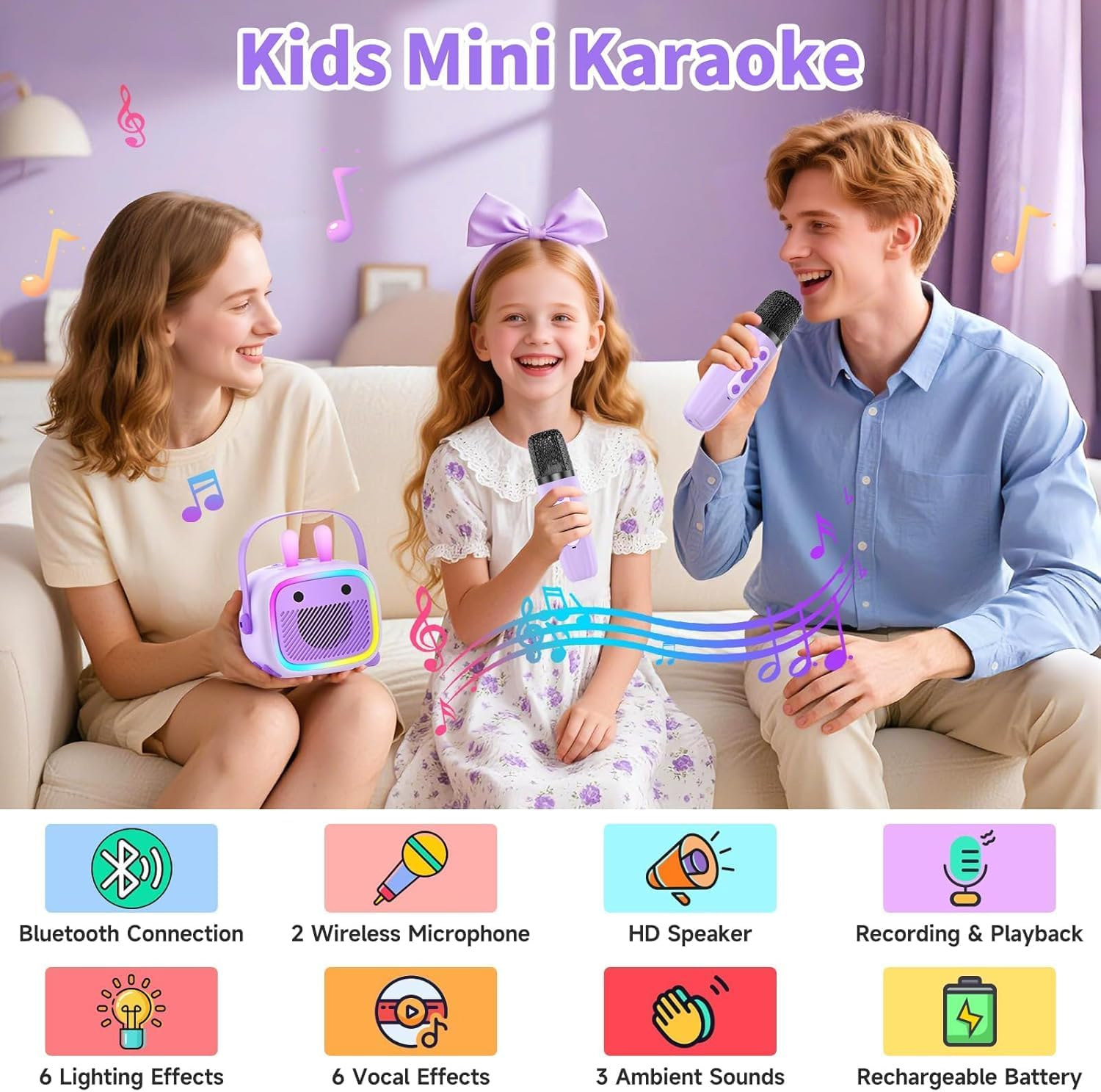 Eine Familie lächelt auf dem Sofa, hält Spielzeugmikrofone und singt, umgeben von Musiknoten-Symbolen und Produktfeatures.