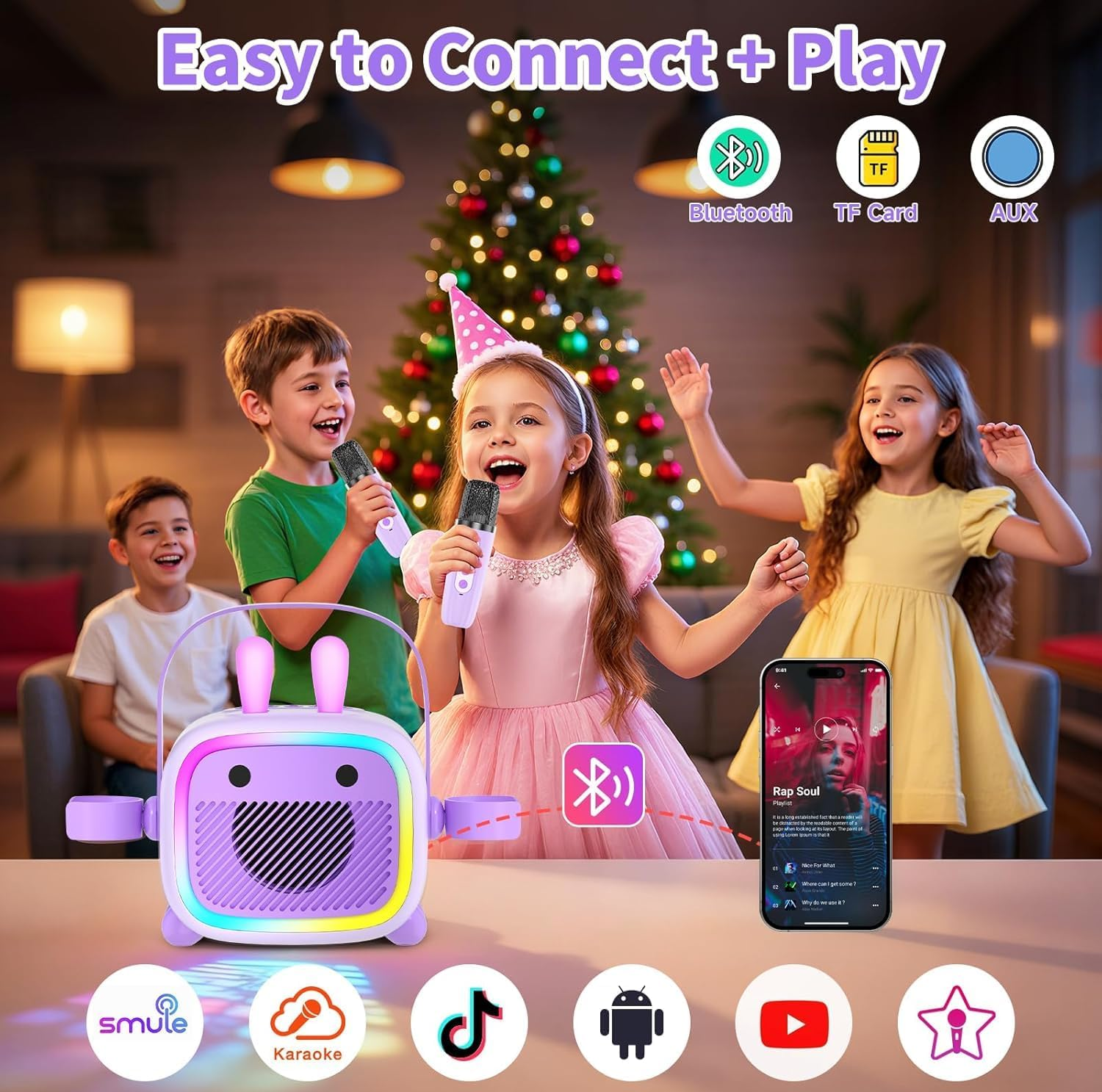Drei Kinder singen vor einem Weihnachtsbaum mit einer lila Karaoke-Maschine und Mikrofonen.