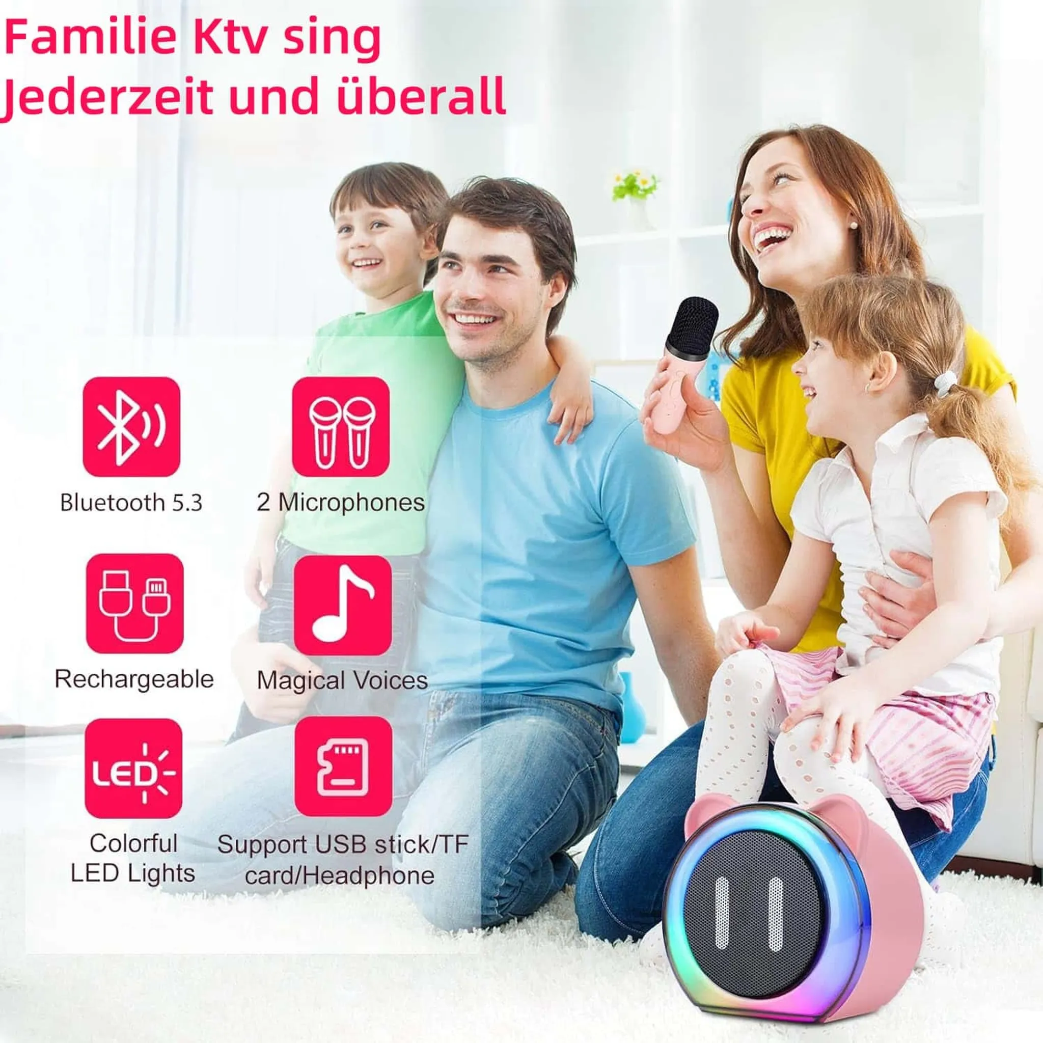 Eine glückliche Familie sitzt zusammen auf dem Boden, während ein Kind in ein Mikrofon singt.