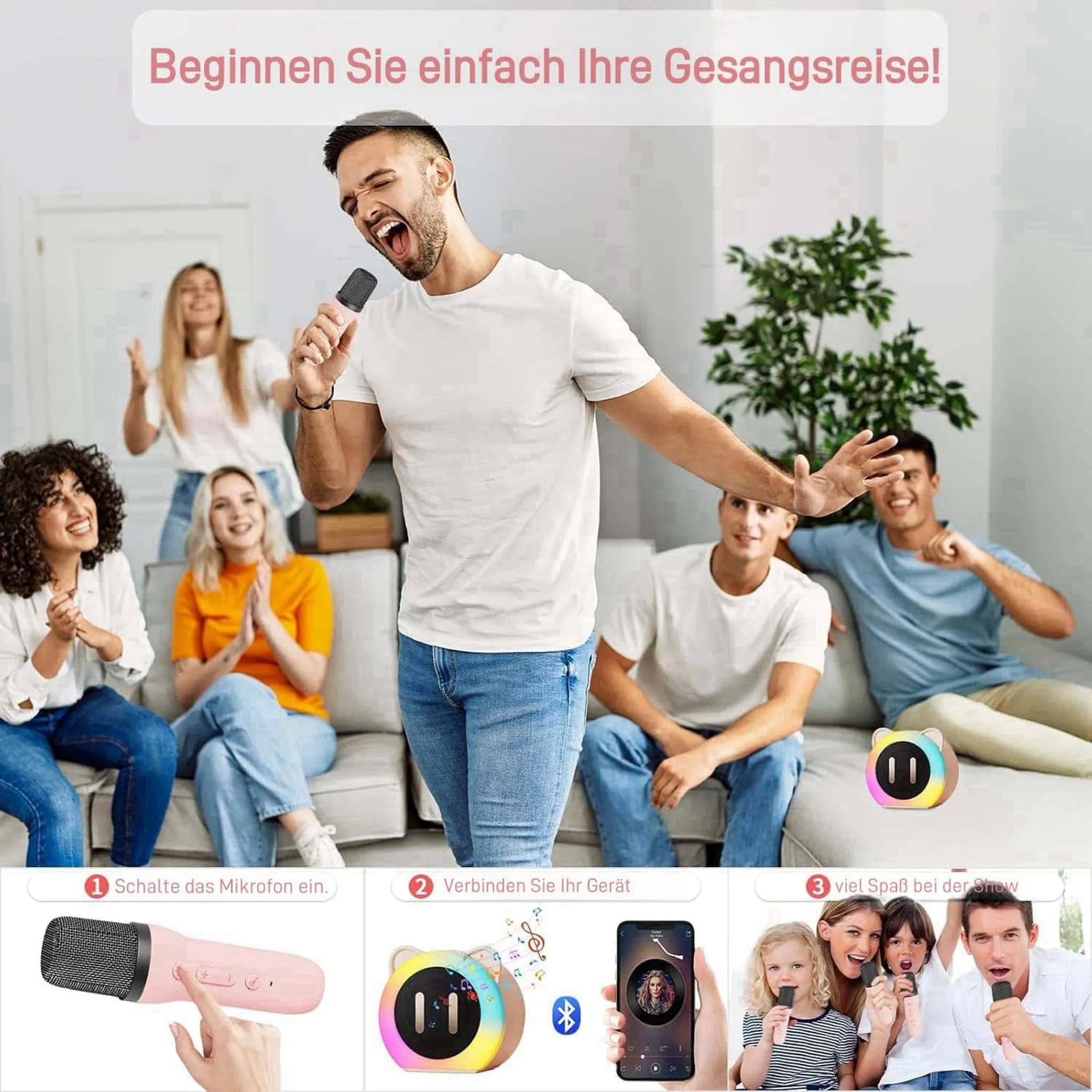 Ein Mann singt in ein Mikrofon, während Freunde auf einem Sofa zuschauen.