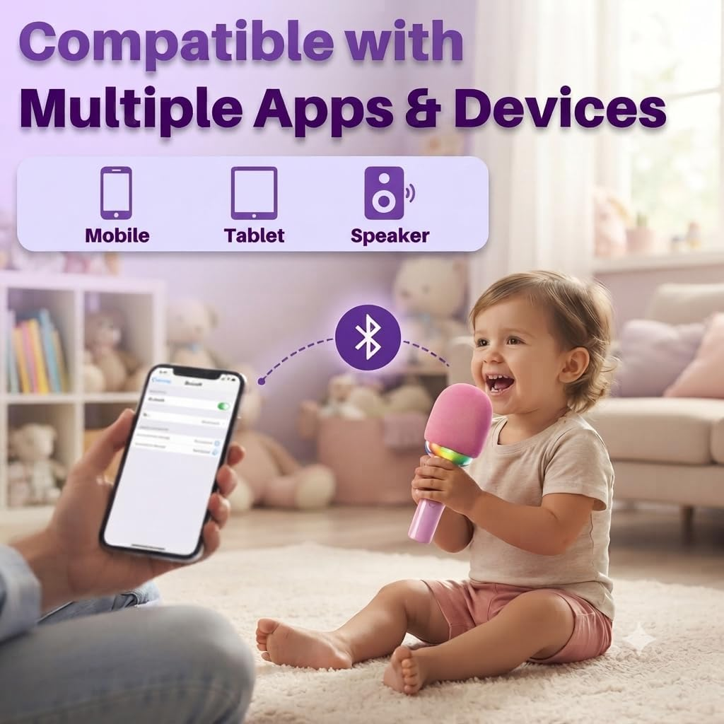 Kleinkind sitzt auf Teppich und singt in Mikrofon, das per Bluetooth mit Smartphone verbunden ist.