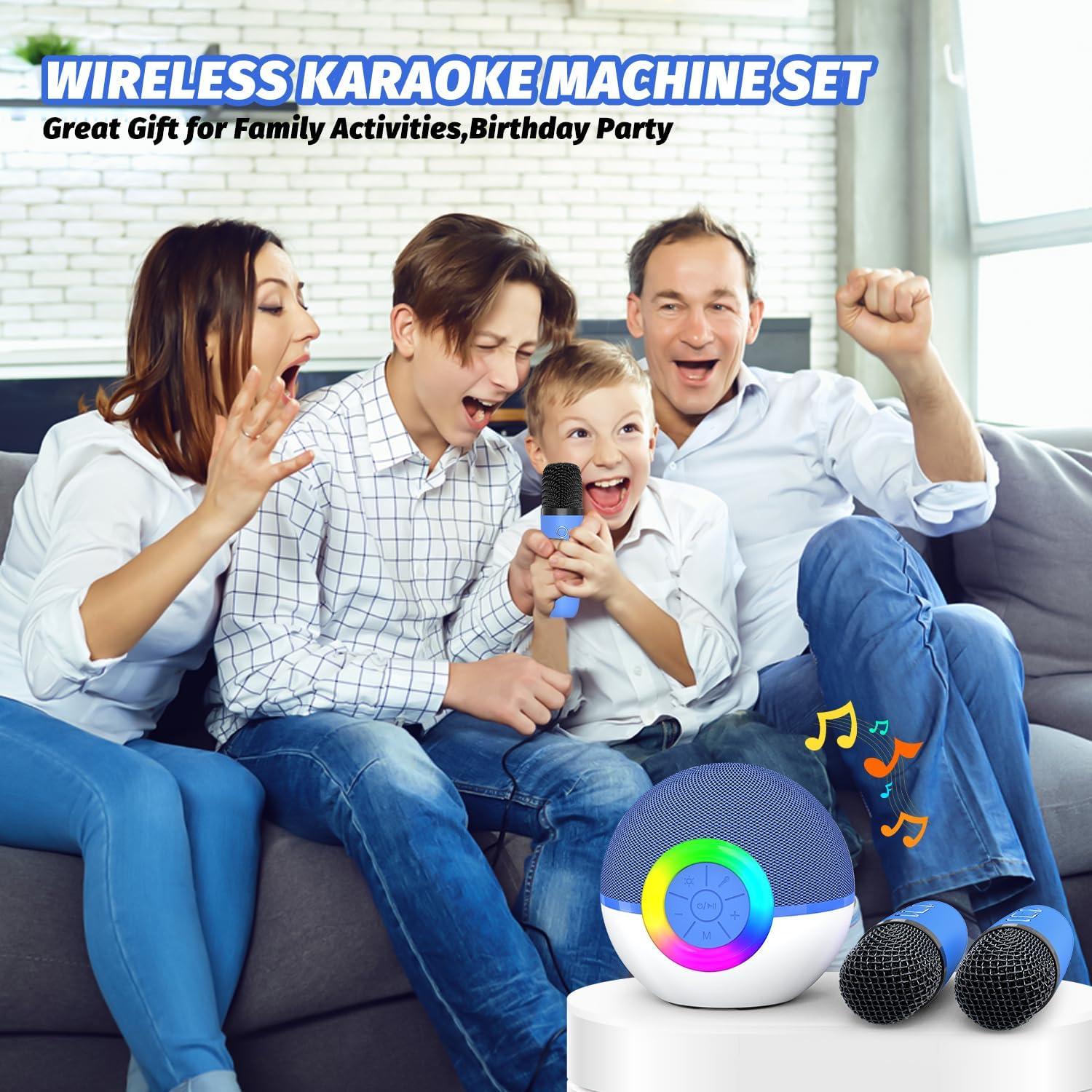 Eine vierköpfige Familie singt in Mikrofone, sitzt zusammen auf einem Sofa, mit einem Karaoke-Set auf dem Tisch.