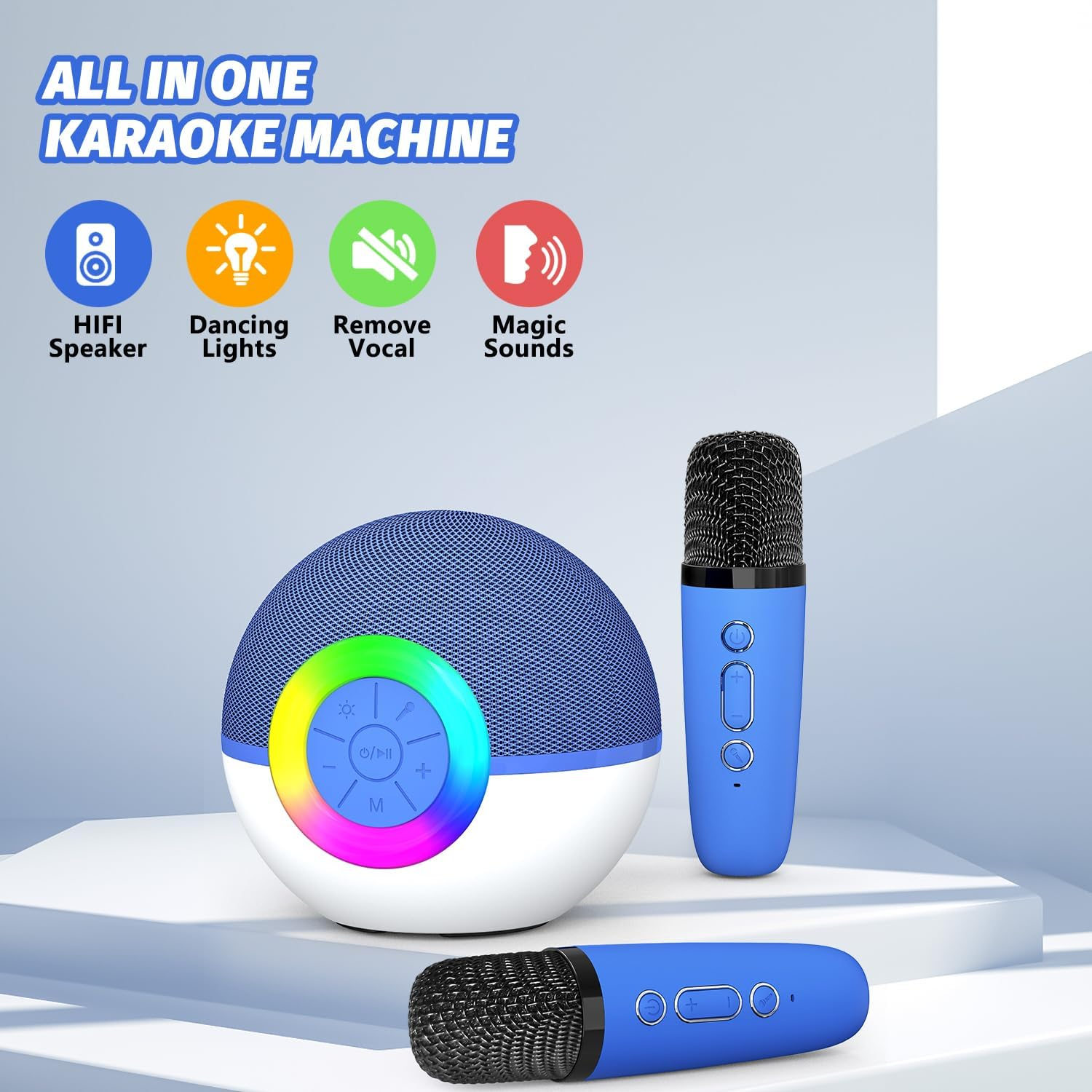 Ein blaues Karaoke-Set mit Lautsprecher und zwei Mikrofonen auf einem hellen Podest vor einer grauen Wand.