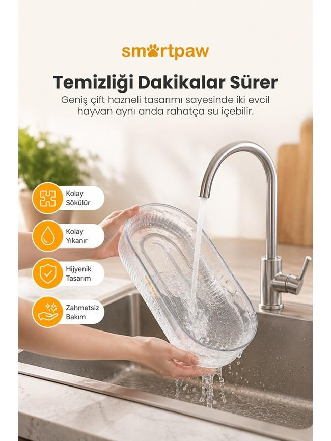 Bir kişi mutfak evyesinde musluktan akan suyla şeffaf plastik bir kase yıkıyor.