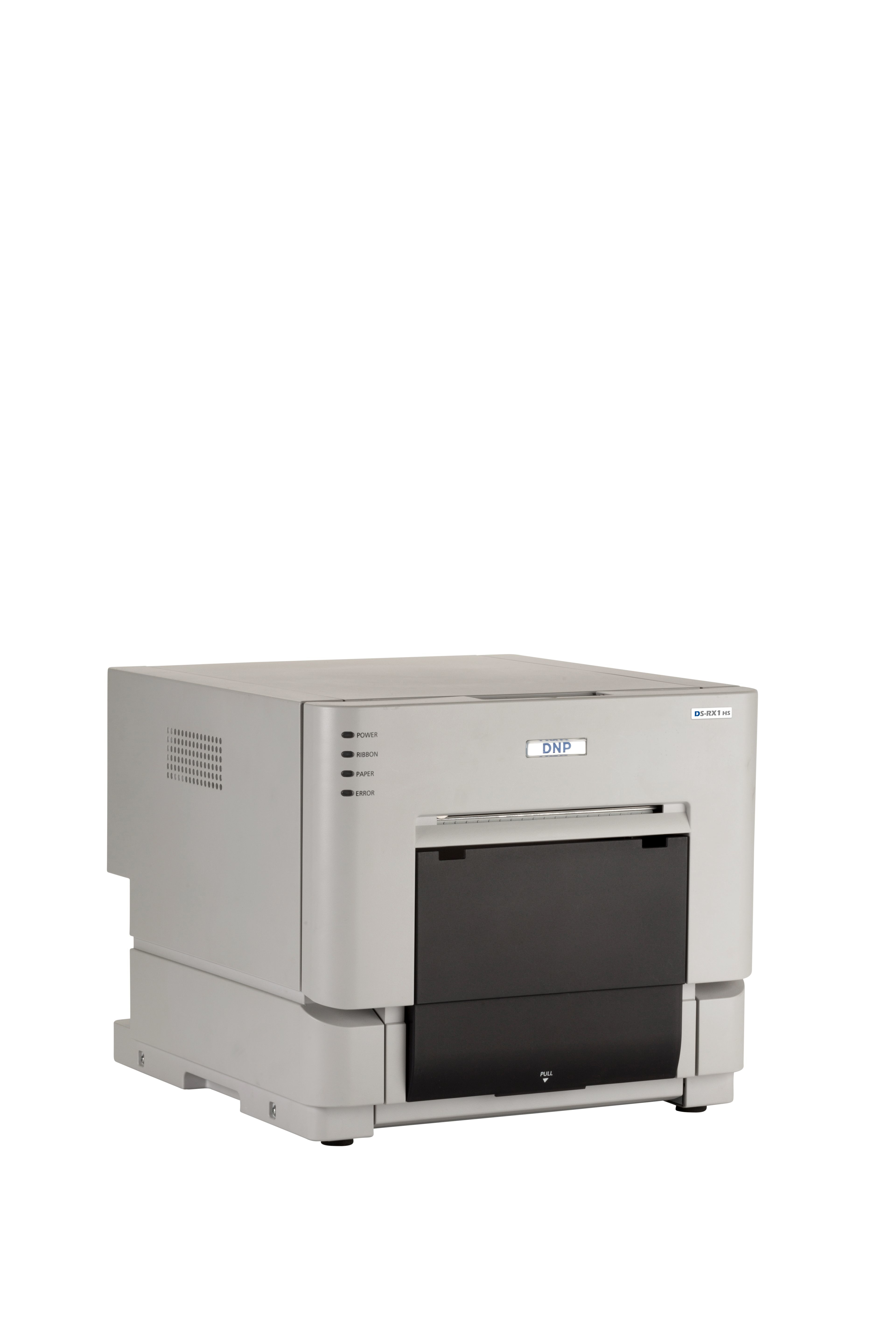 Ein grauer DNP-Thermosublimationsdrucker steht auf weißem Hintergrund mit schwarzem Ausgabefach.