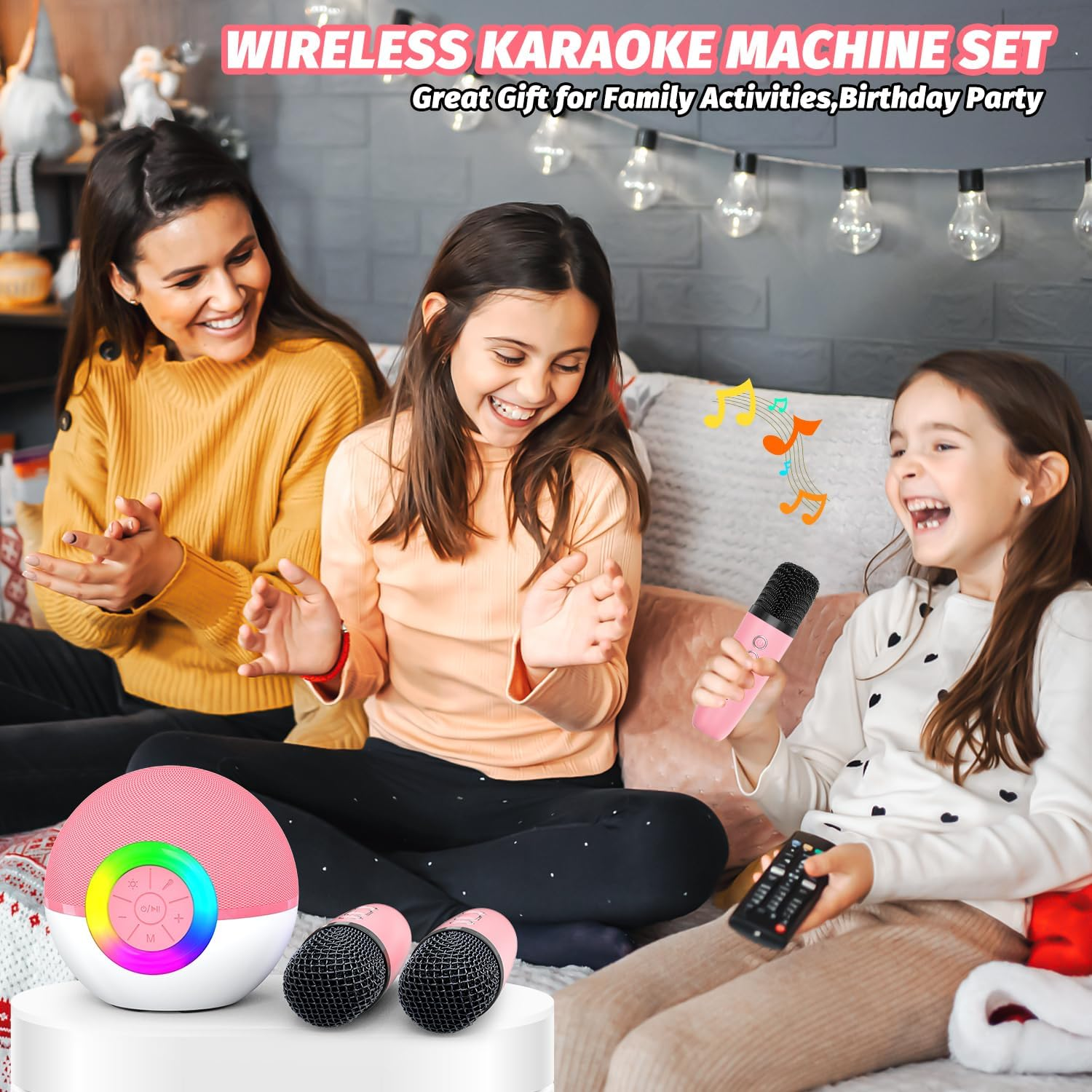 Eine Mutter und zwei Töchter singen und klatschen gemeinsam mit einem kabellosen Karaoke-Set.