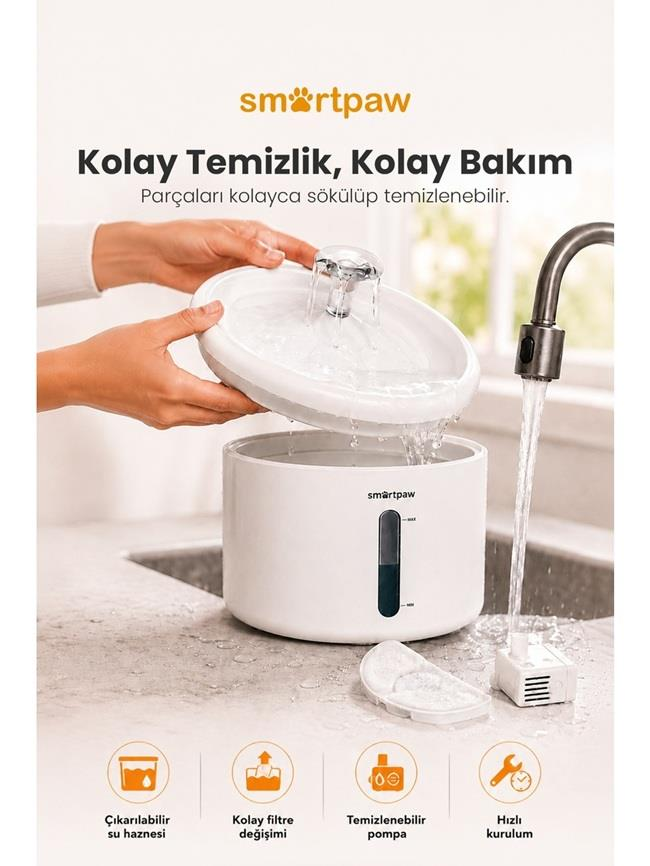 Bir evcil hayvan su pınarını sökmüş eller, mutfak evyesinin yanında.