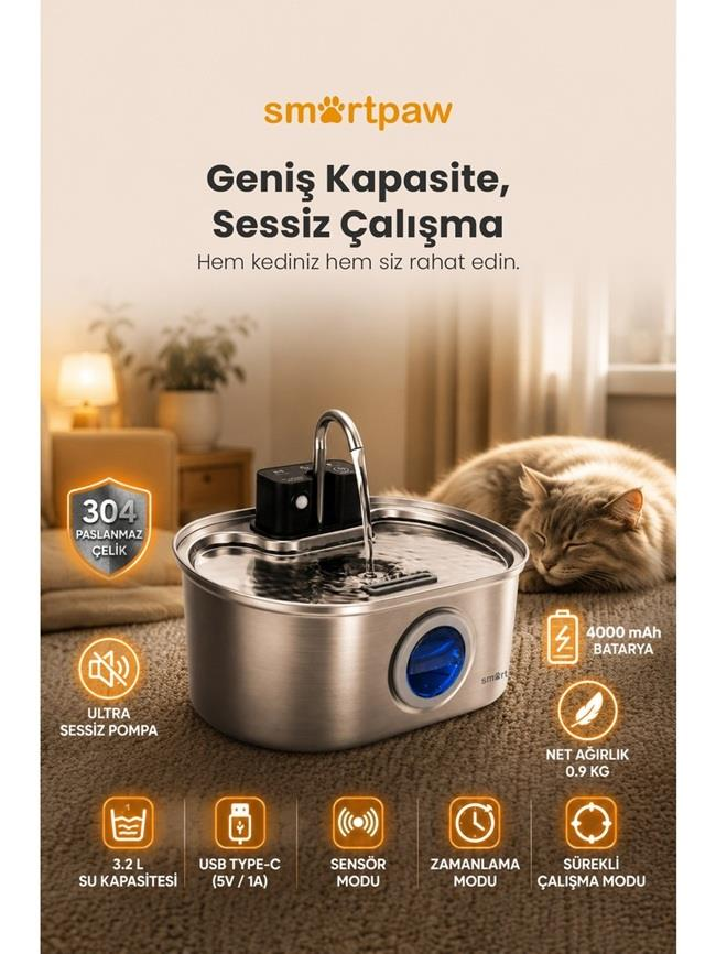 Paslanmaz çelik kedi su pınarı, sessiz çalışma ve sensör özellikleriyle. Arka planda uyuyan bir kedi var.