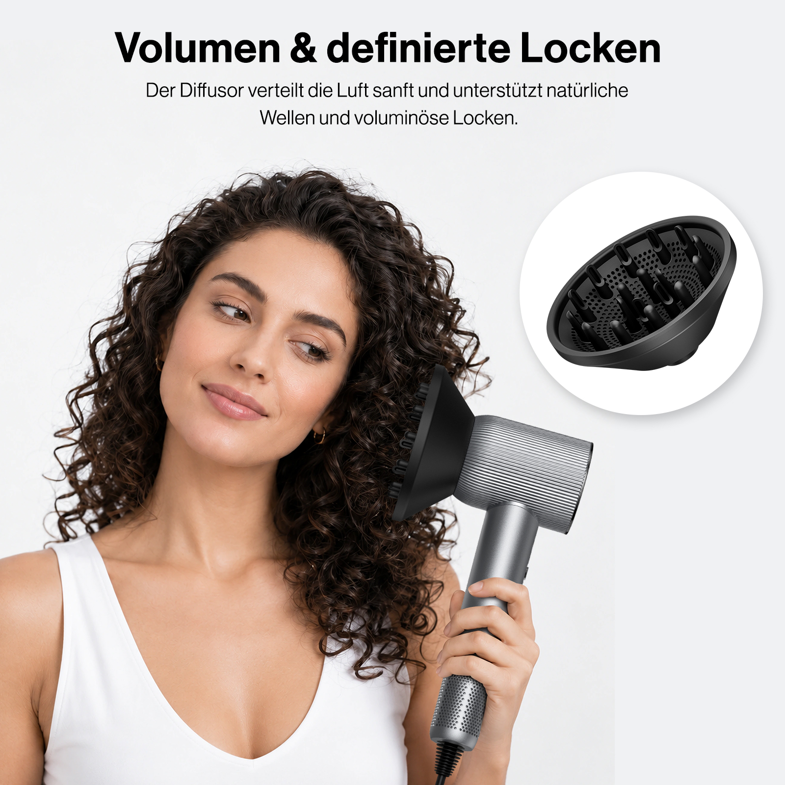Eine Frau mit Locken hält einen silbernen Haartrockner mit Diffusoraufsatz, der separat oben rechts dargestellt ist.