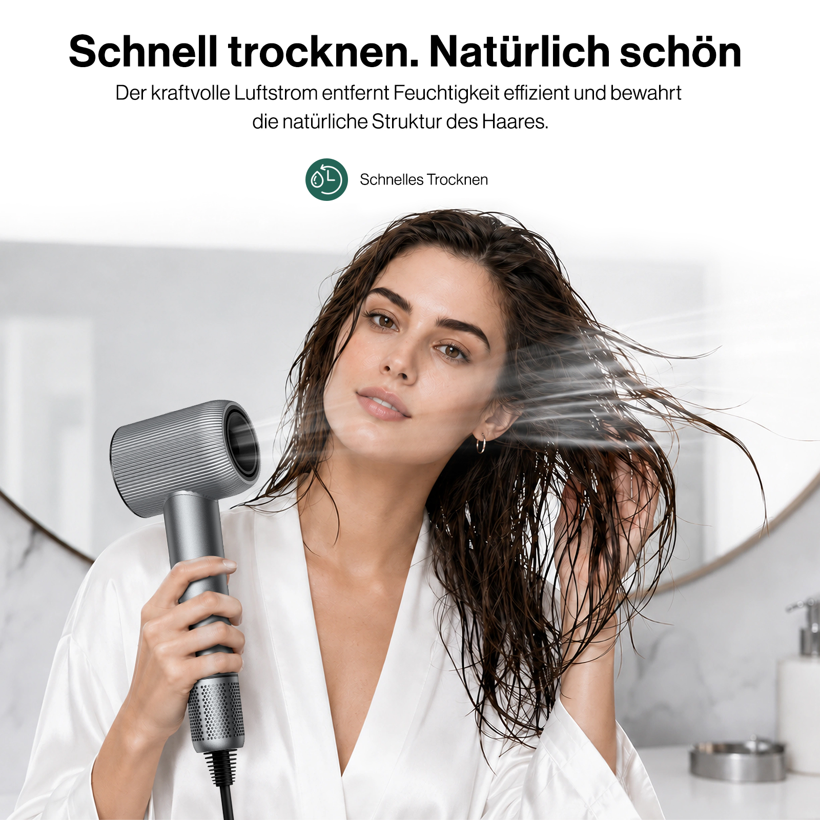 Eine Frau trocknet ihre nassen Haare mit einem modernen silbernen Haartrockner vor einem Spiegel.
