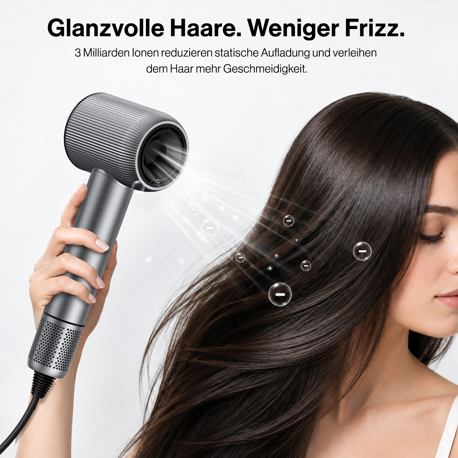 Eine Hand hält einen grauen Föhn, der Ionen auf langes, dunkles Haar bläst. Text oben.