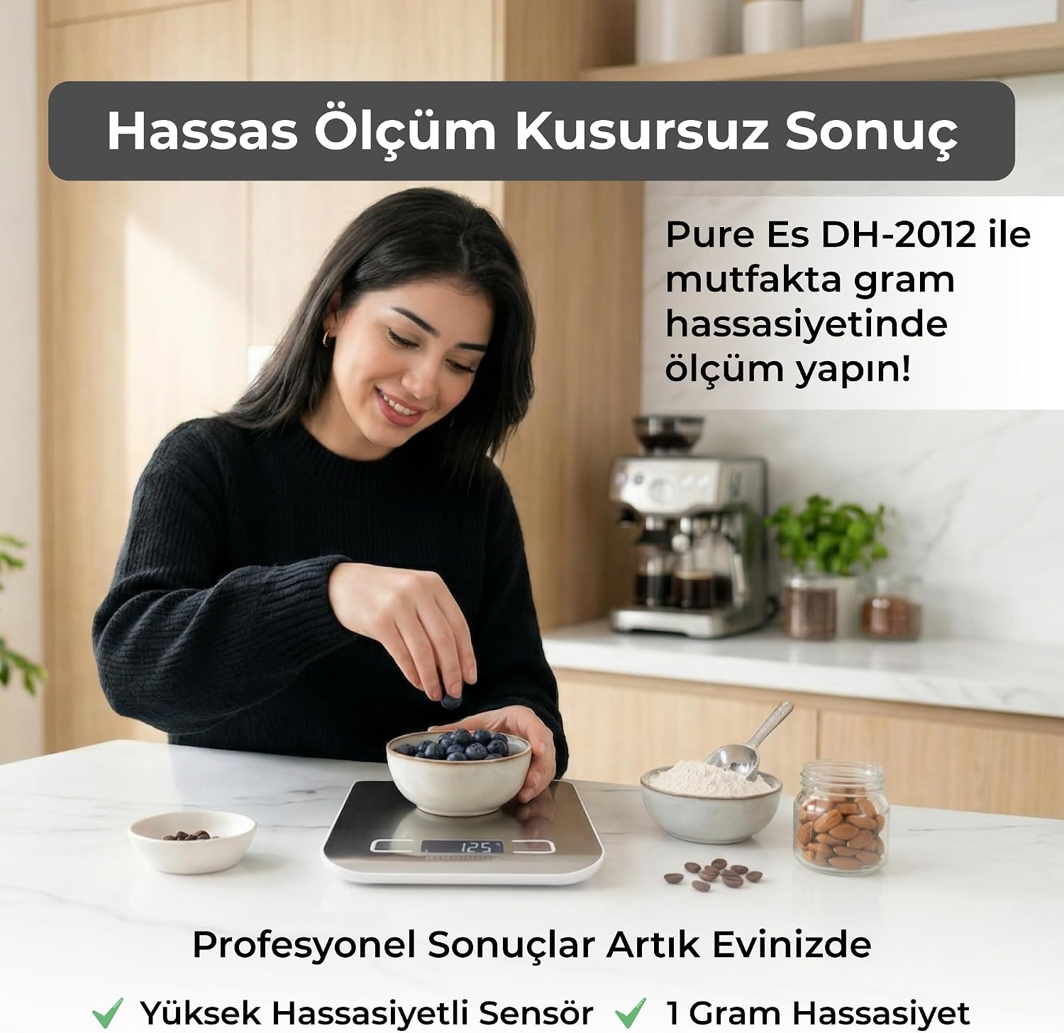 Gülümseyen bir kadın, modern bir mutfakta dijital tartı üzerindeki kaseye yaban mersini koyuyor.
