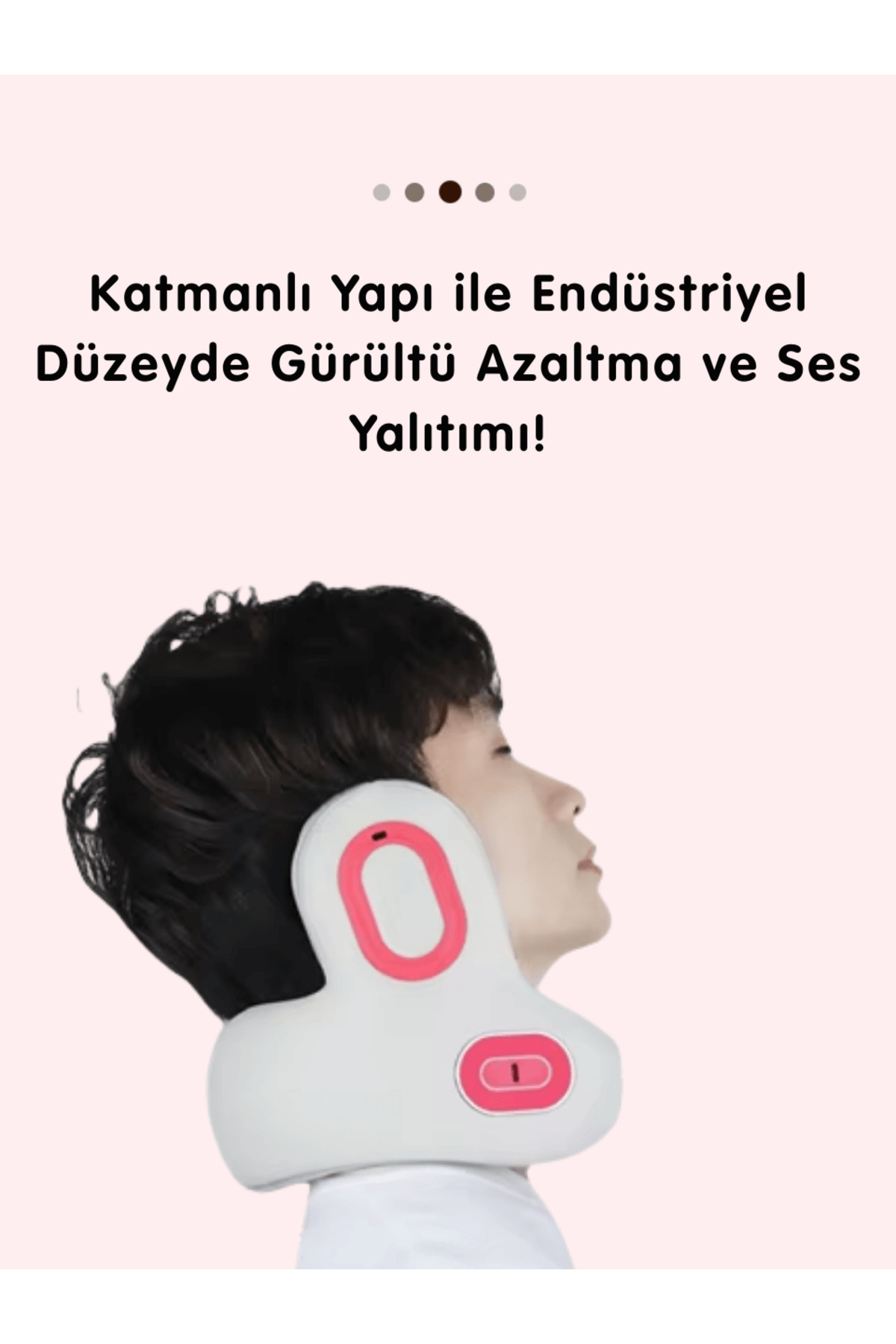Türkçe metnin altında beyaz ve pembe ergonomik boyun ve kulak destek cihazı takan kişi.