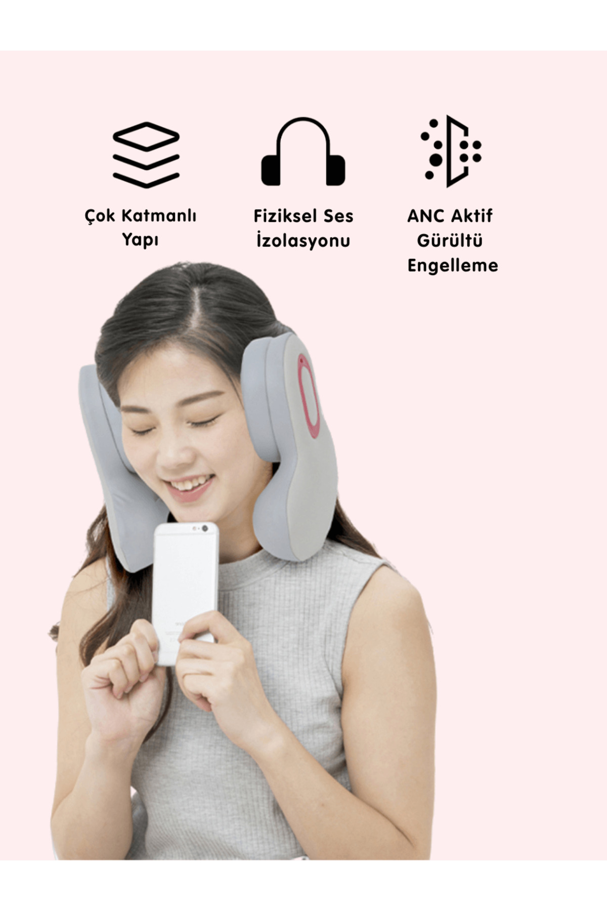 Gri uyku kulaklığı takan bir kadın akıllı telefon tutarak gülümsüyor. Üstte üç özellik simgesi var.