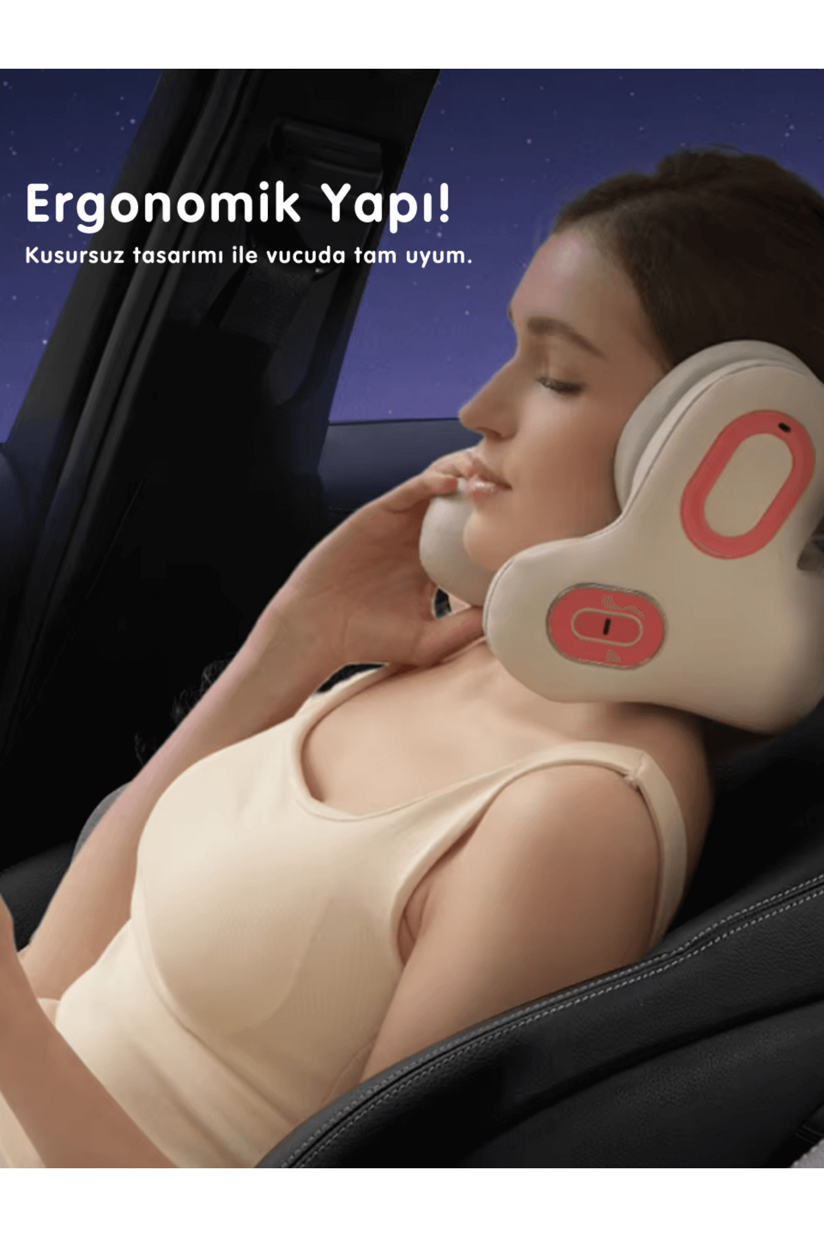 Araba koltuğunda ergonomik boyun yastığı takarak dinlenen bir kadın, gece gökyüzü arkaplanında.
