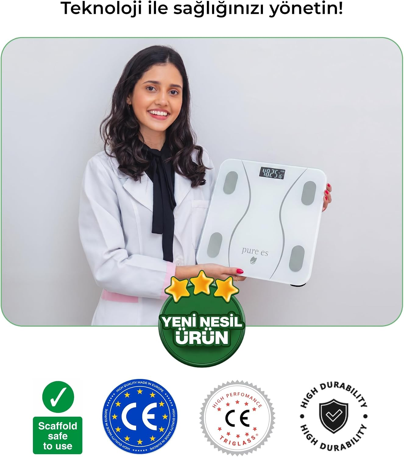 Önlük giymiş gülümseyen bir kadın dijital tartı tutuyor, altta sertifika rozetleri var.