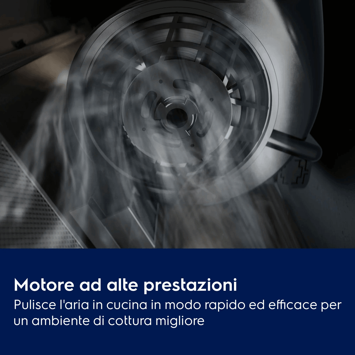 Primer plano de un ventilador de motor de alto rendimiento rodeado de vapor.