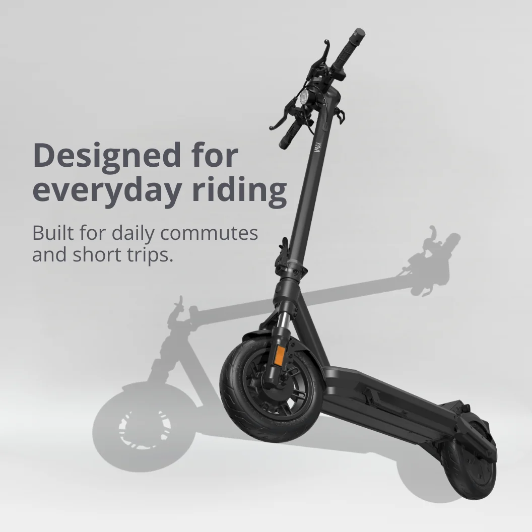 Une trottinette électrique noire devant un mur gris avec du texte publicitaire.