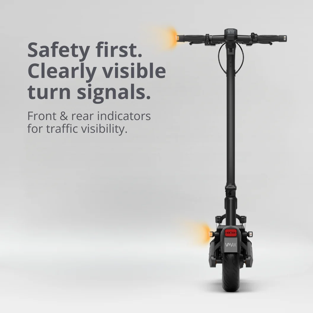 Une trottinette électrique noire avec des clignotants lumineux à l'avant et à l'arrière sur fond gris avec du texte.