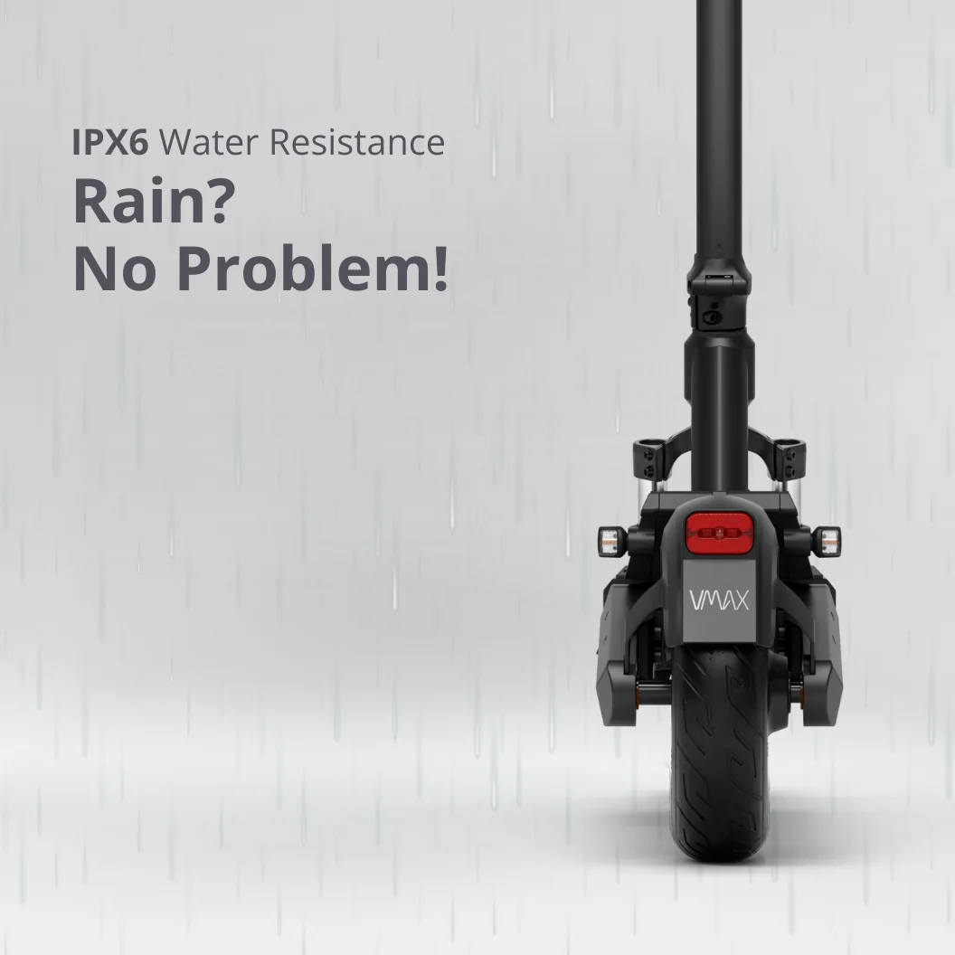 Vue arrière d'une trottinette électrique VMAX sous la pluie, soulignant la résistance à l'eau IPX6.