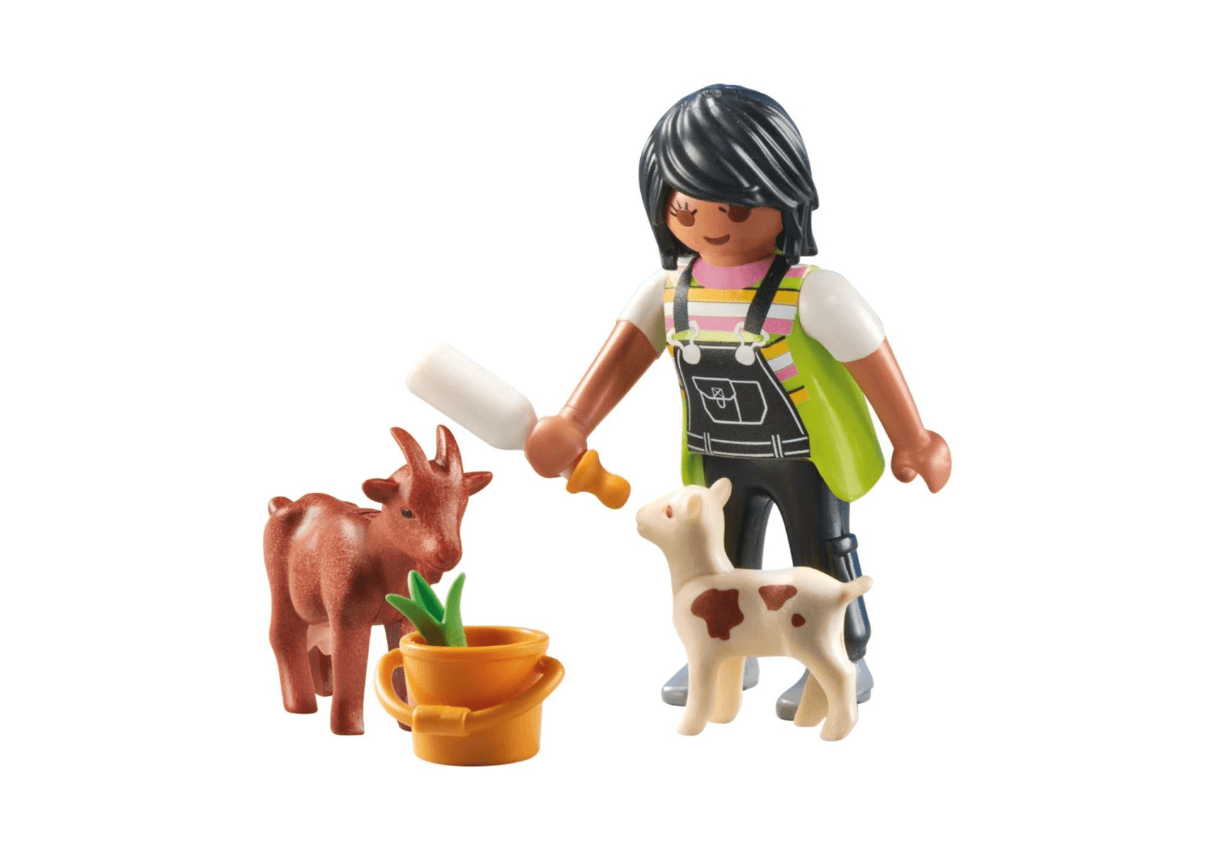 Figura de Playmobil alimenta a una cabra y un cabrito con biberón junto a un cubo amarillo con plantas.