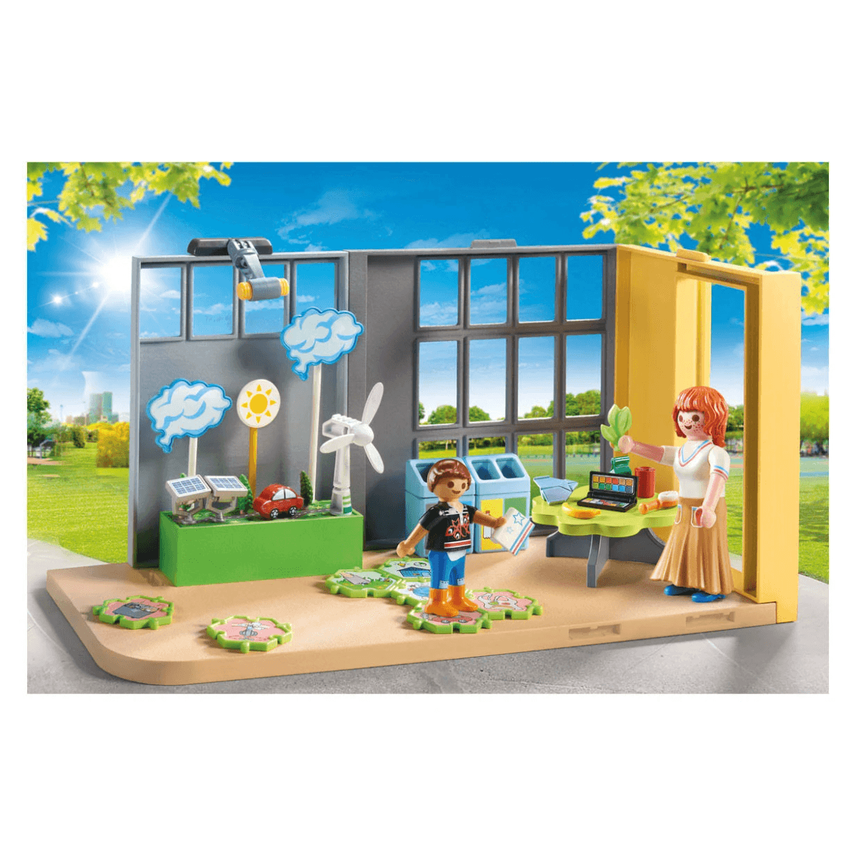 Playmobil-Figuren im Klassenzimmer mit Solar- und Windkraftmodellen.