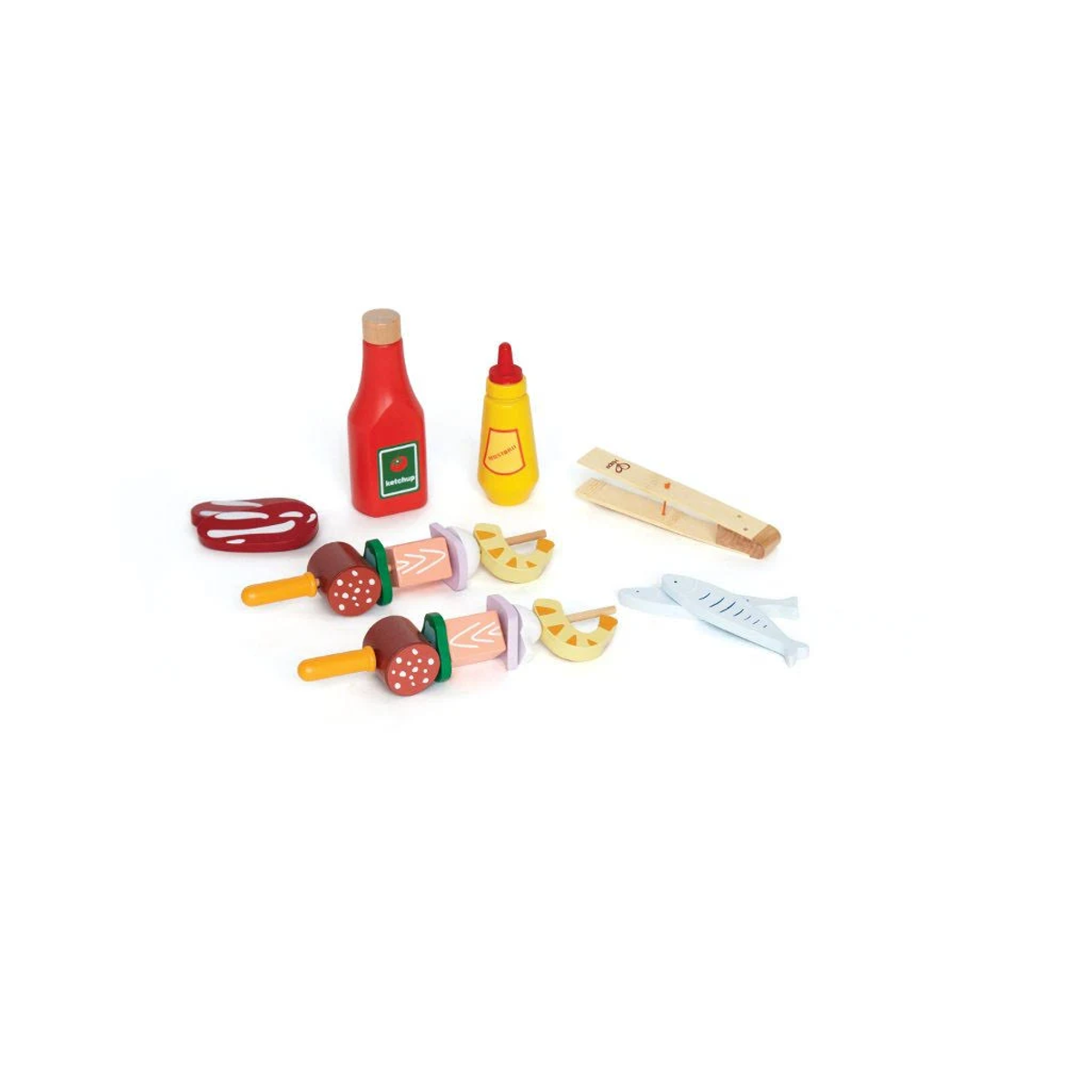 Set de barbacoa de juguete de madera con kétchup, mostaza, brochetas y carne sobre fondo blanco.