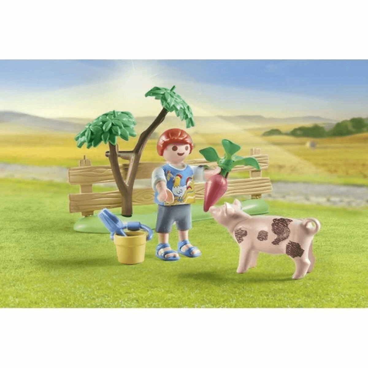 Eine Playmobil-Figur füttert ein geflecktes Schwein mit einer Karotte vor einer Farm.