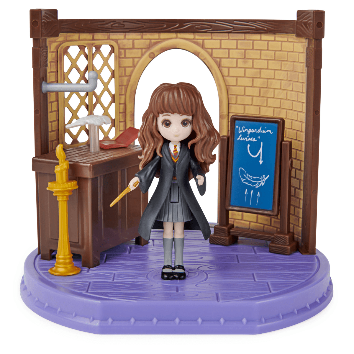 Statuetta giocattolo di Hermione Granger in un'aula di Hogwarts con bacchetta e lavagna.