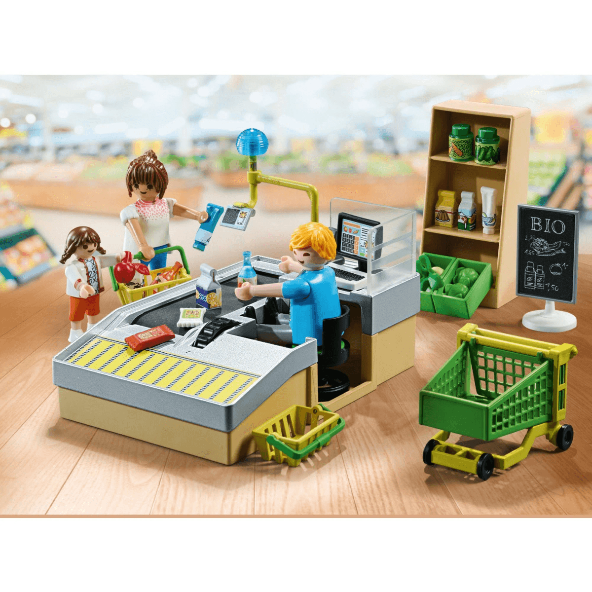 Escena de caja de supermercado Playmobil con figuras, carro y estantes.