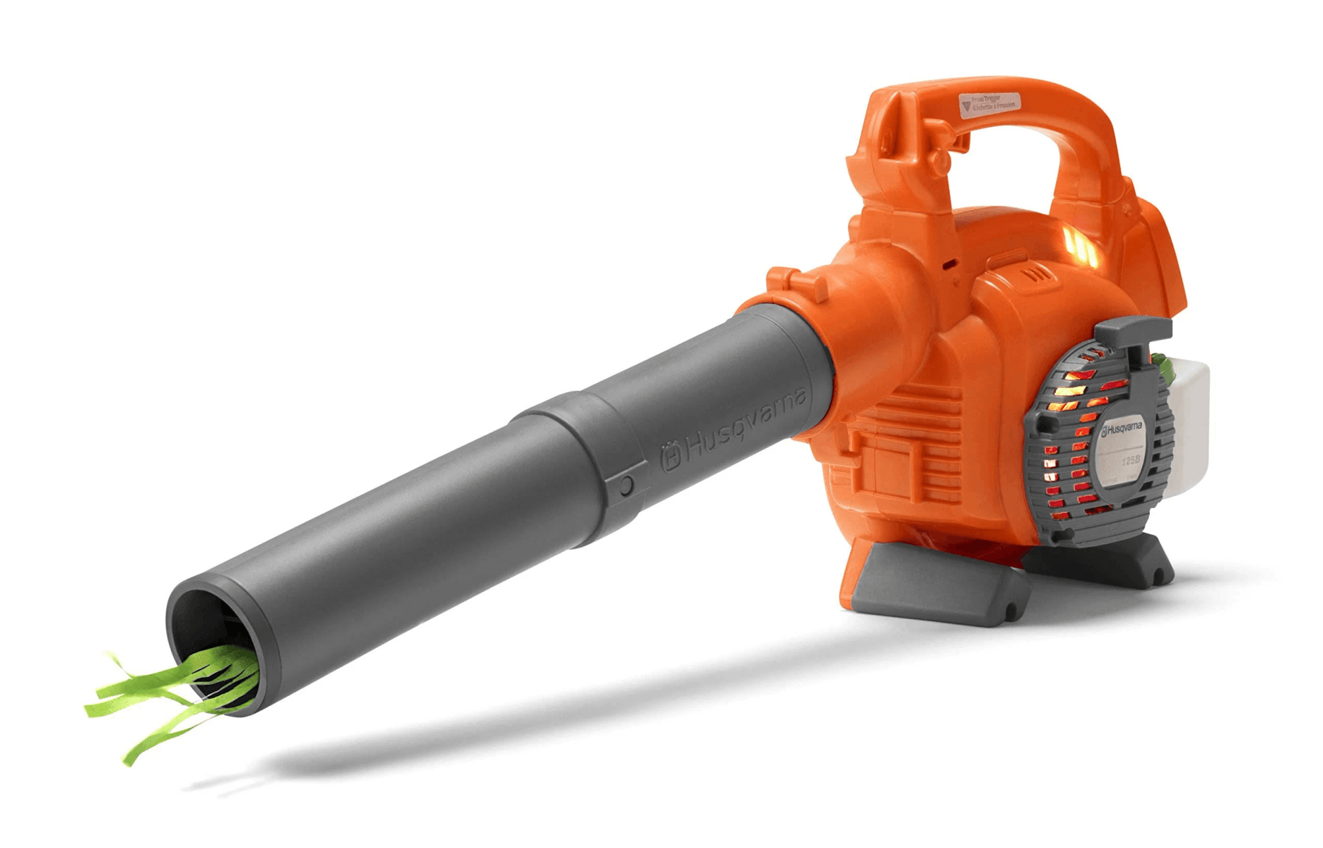 Un soplador de hojas Husqvarna naranja y gris sobre fondo blanco con tiras verdes saliendo.