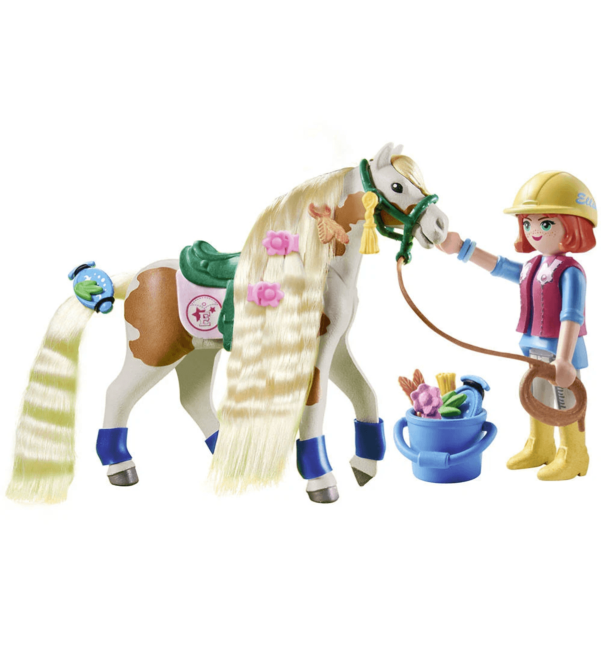 Figura de Playmobil en amarillo sostiene un caballo de juguete blanco y marrón con melena rubia junto a un cubo azul.