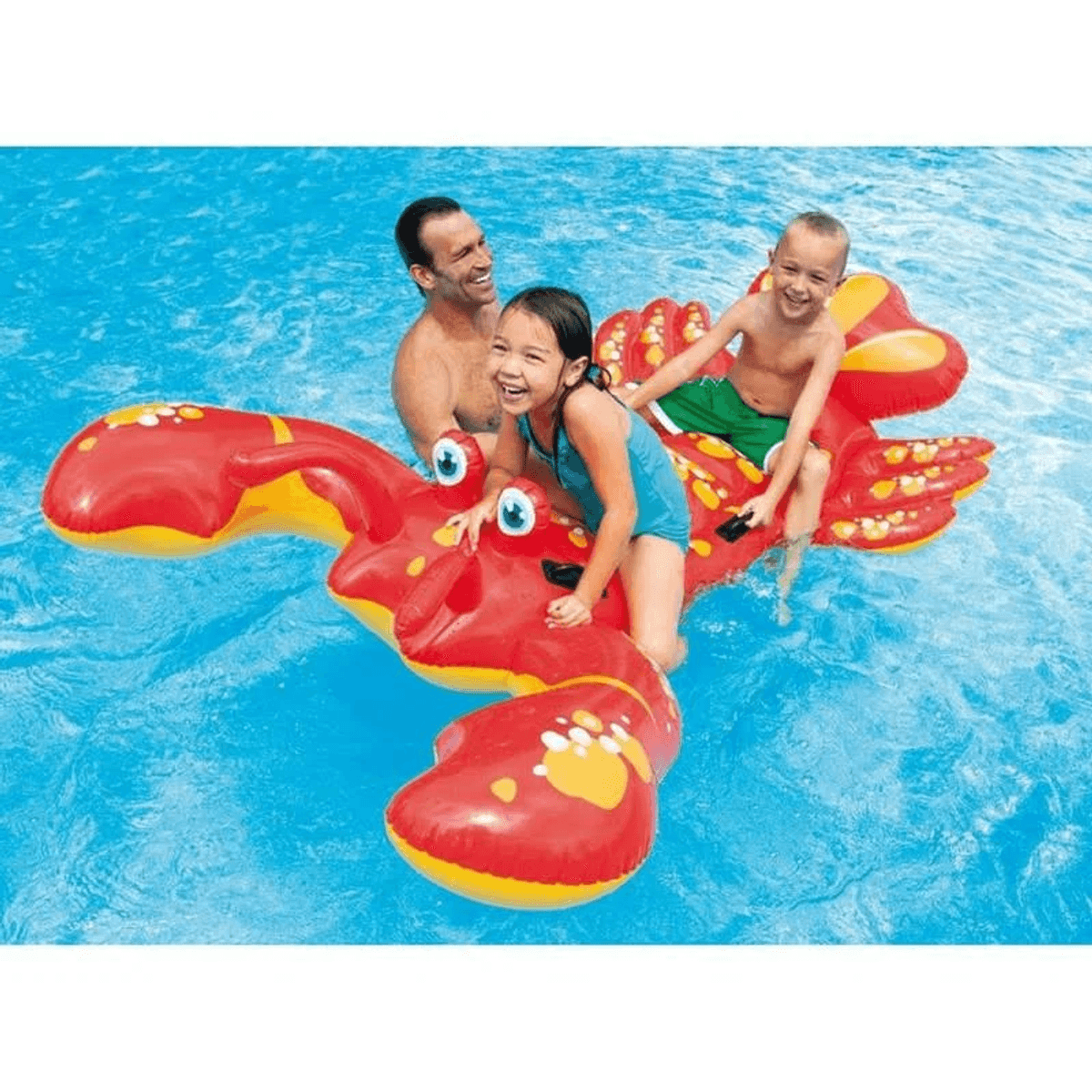 Un hombre y dos niños juegan felices en un flotador de piscina con forma de langosta roja en agua azul.