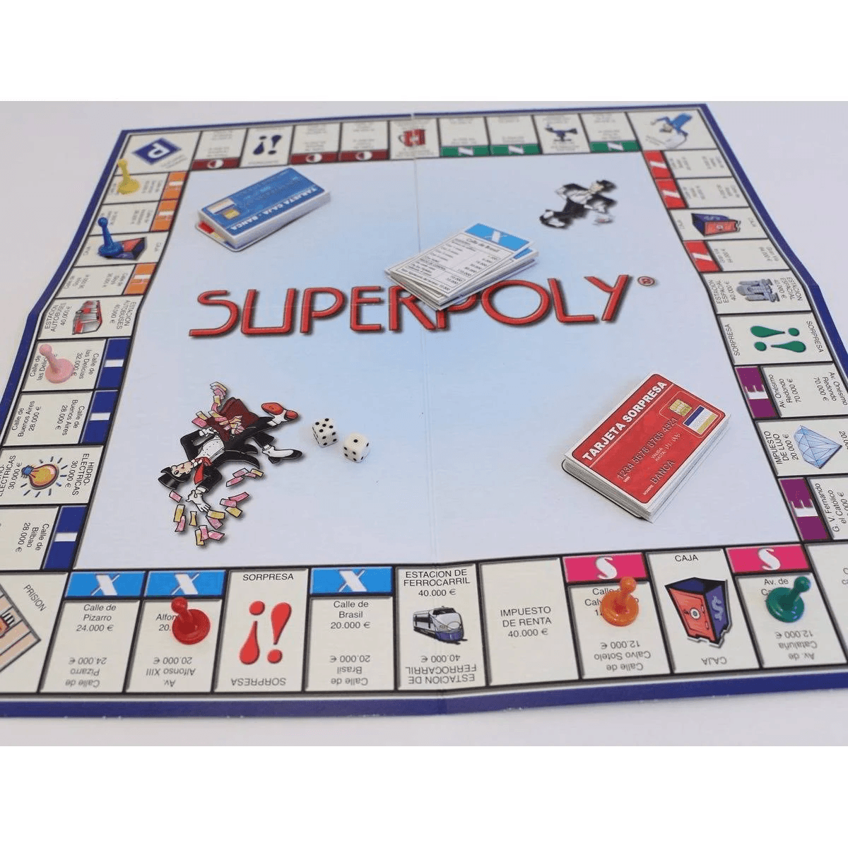Un juego de mesa Superpoly con dados, mazos de cartas, fichas de colores y dinero de juguete en el tablero.