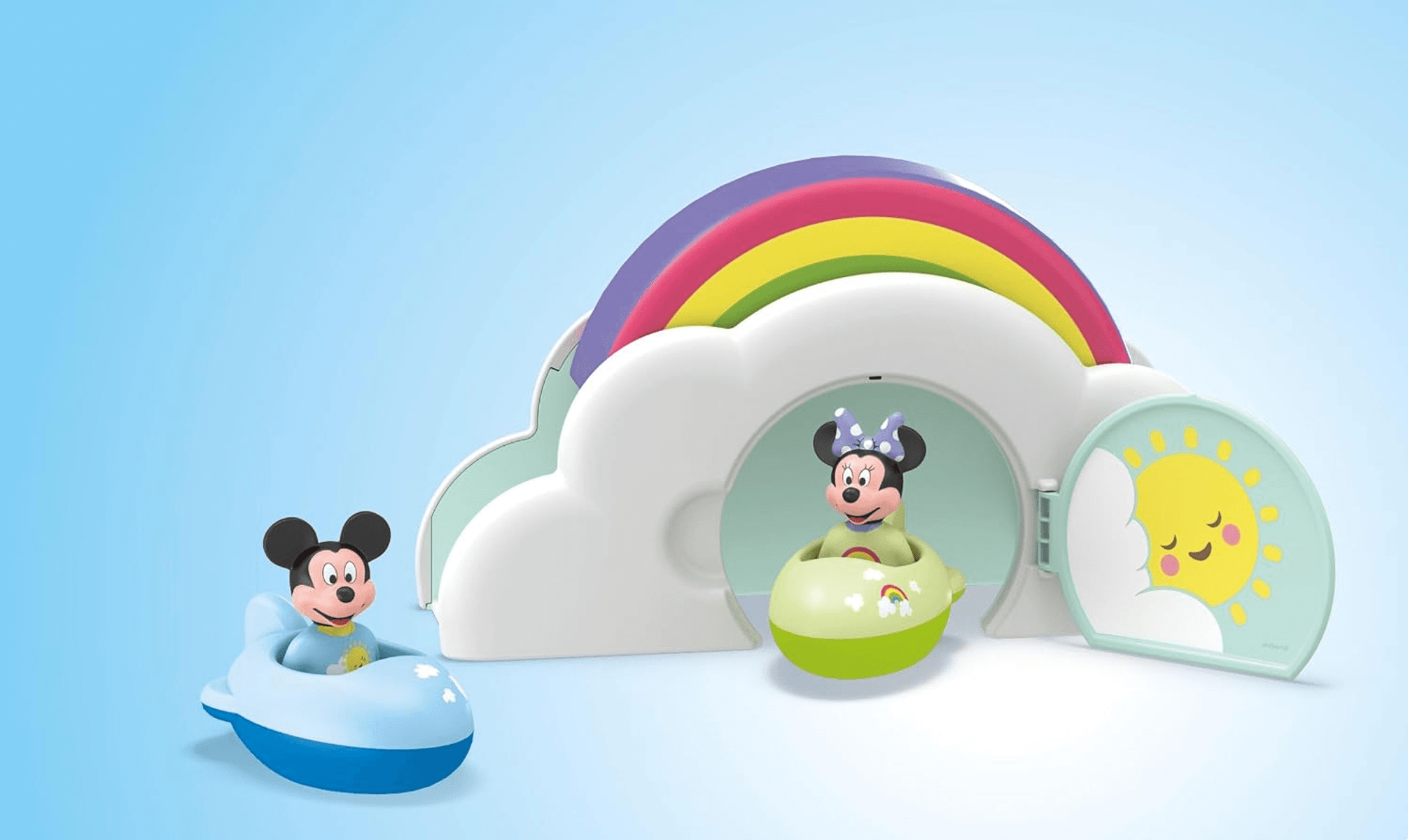 Coches de juguete de Mickey y Minnie Mouse frente a una casa colorida de nubes y arco iris.